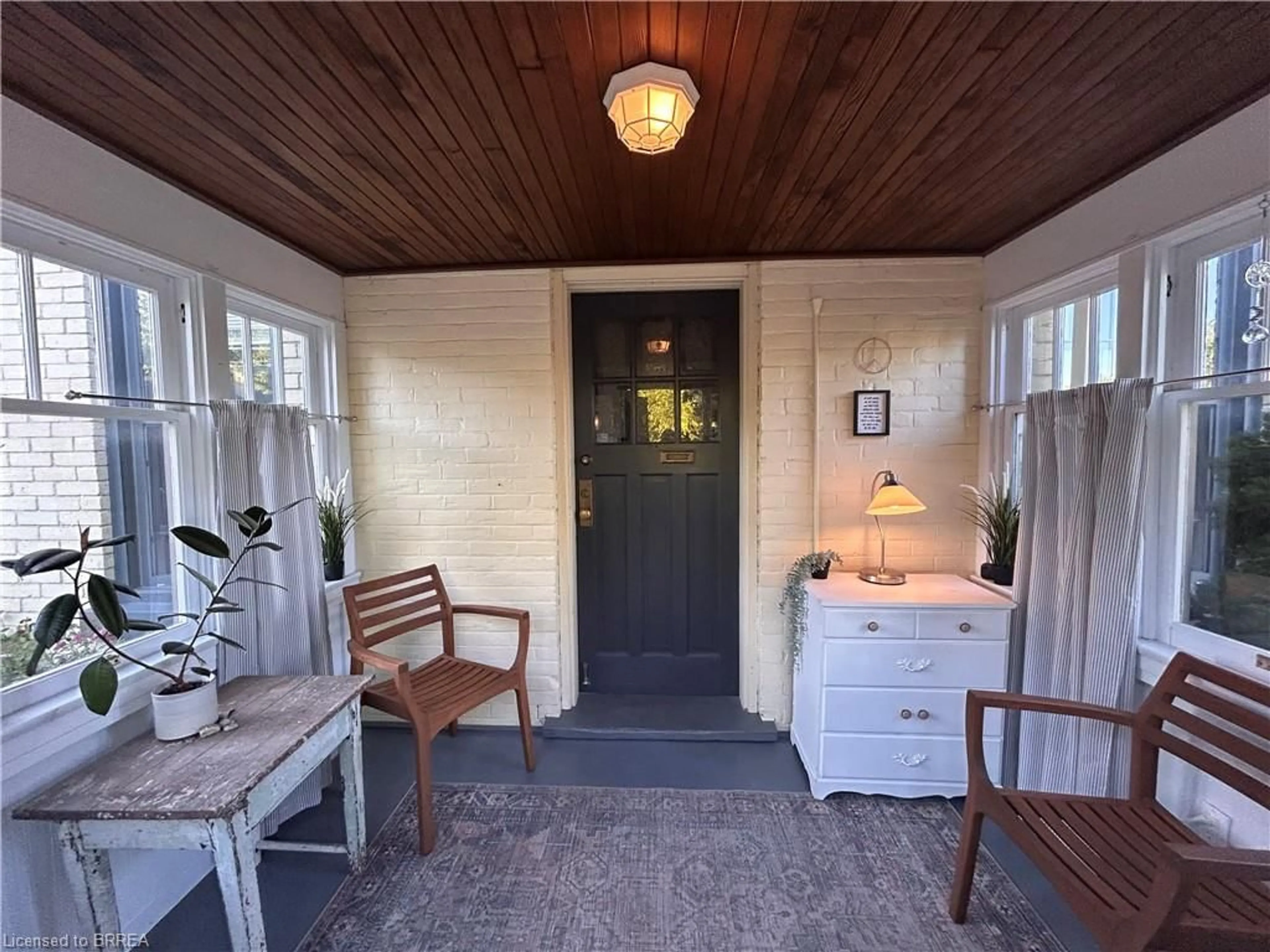 Indoor entryway for 551 Grace St, Woodstock Ontario N4S 4N7