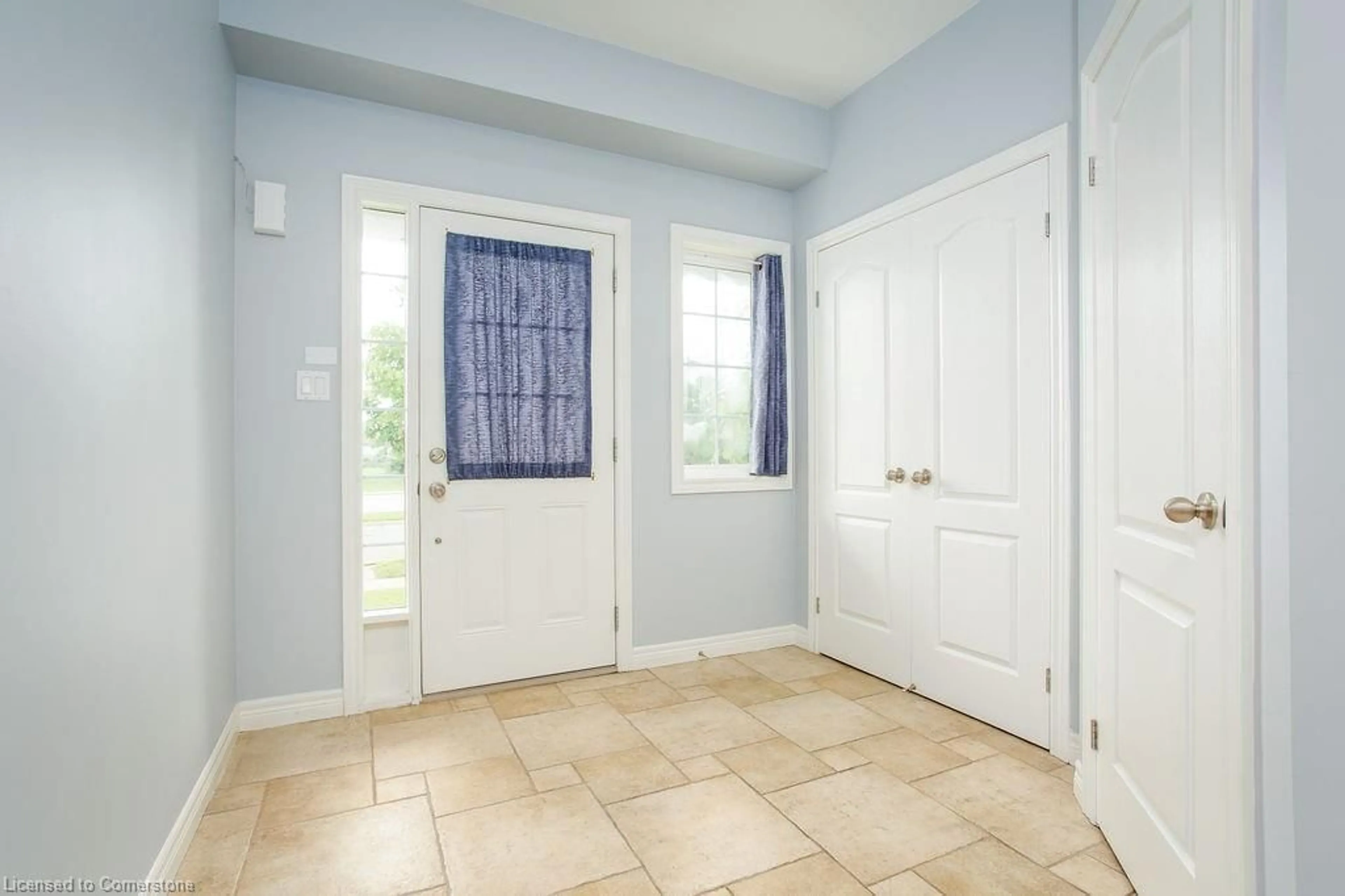 Indoor entryway for 4051 Kilmer Dr, Burlington Ontario L7M 5A6
