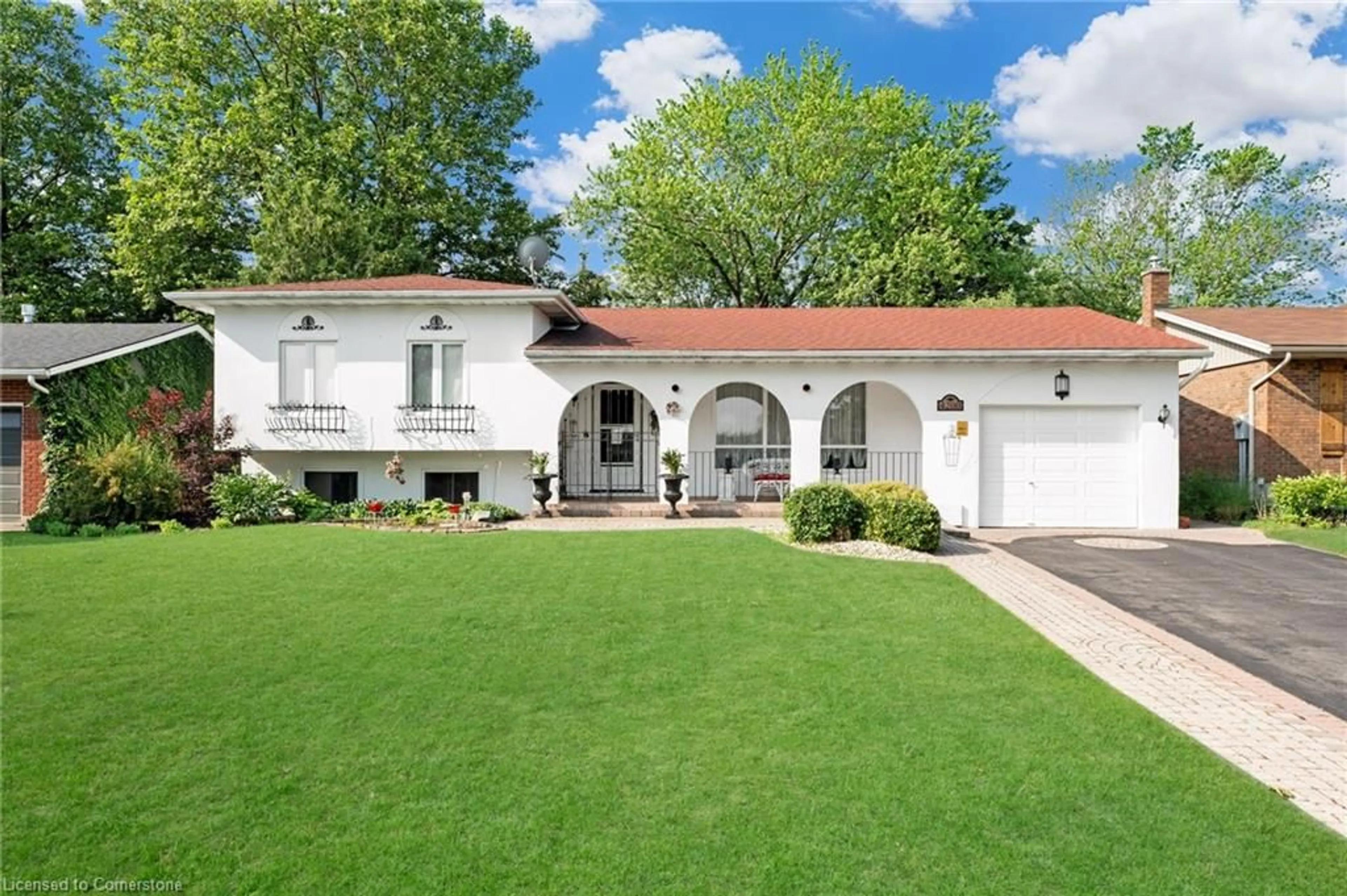 Home with vinyl exterior material, street for 4200 Eastdale Dr, Beamsville Ontario L3J 0N3