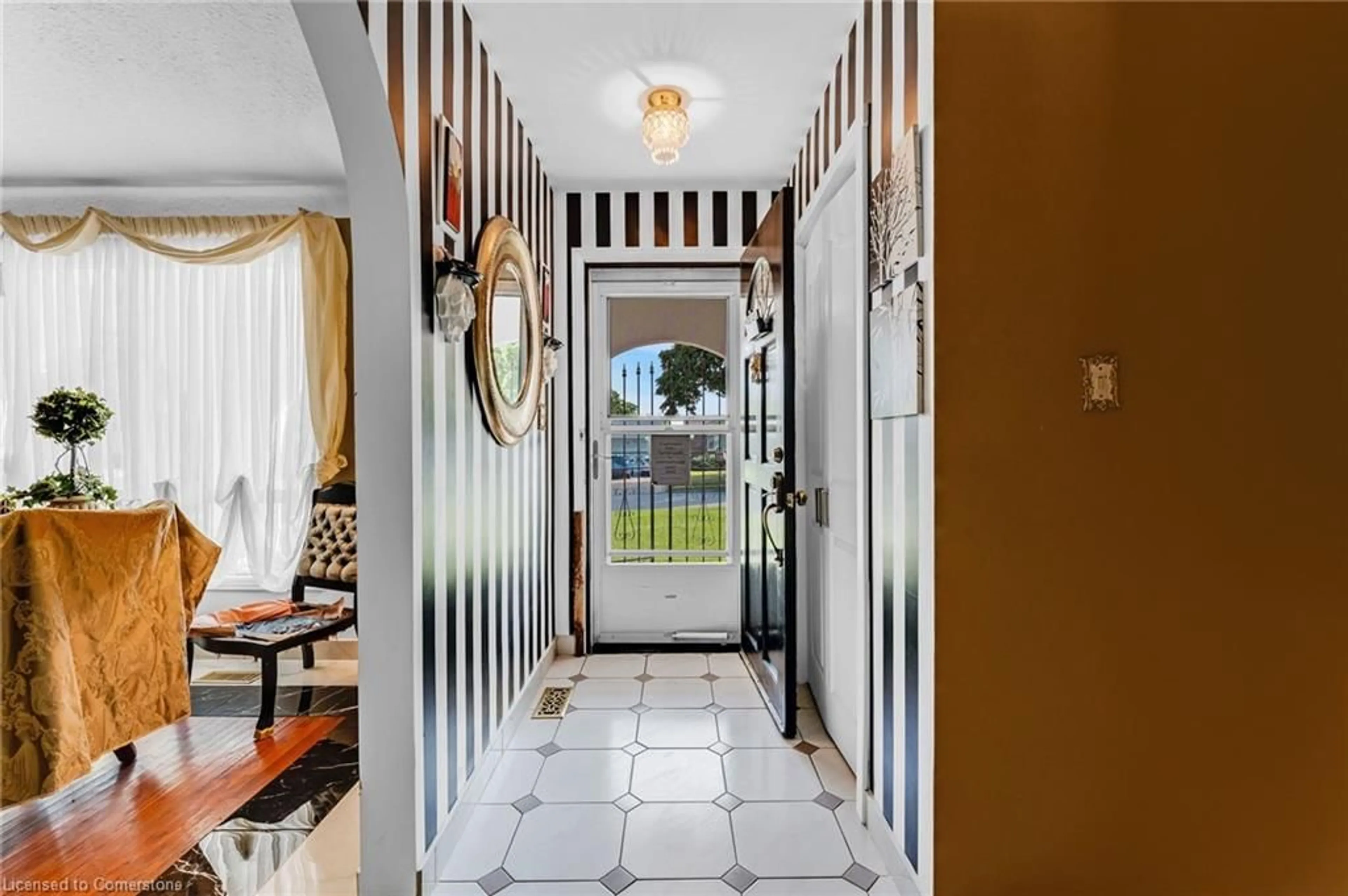 Indoor entryway for 4200 Eastdale Dr, Beamsville Ontario L3J 0N3