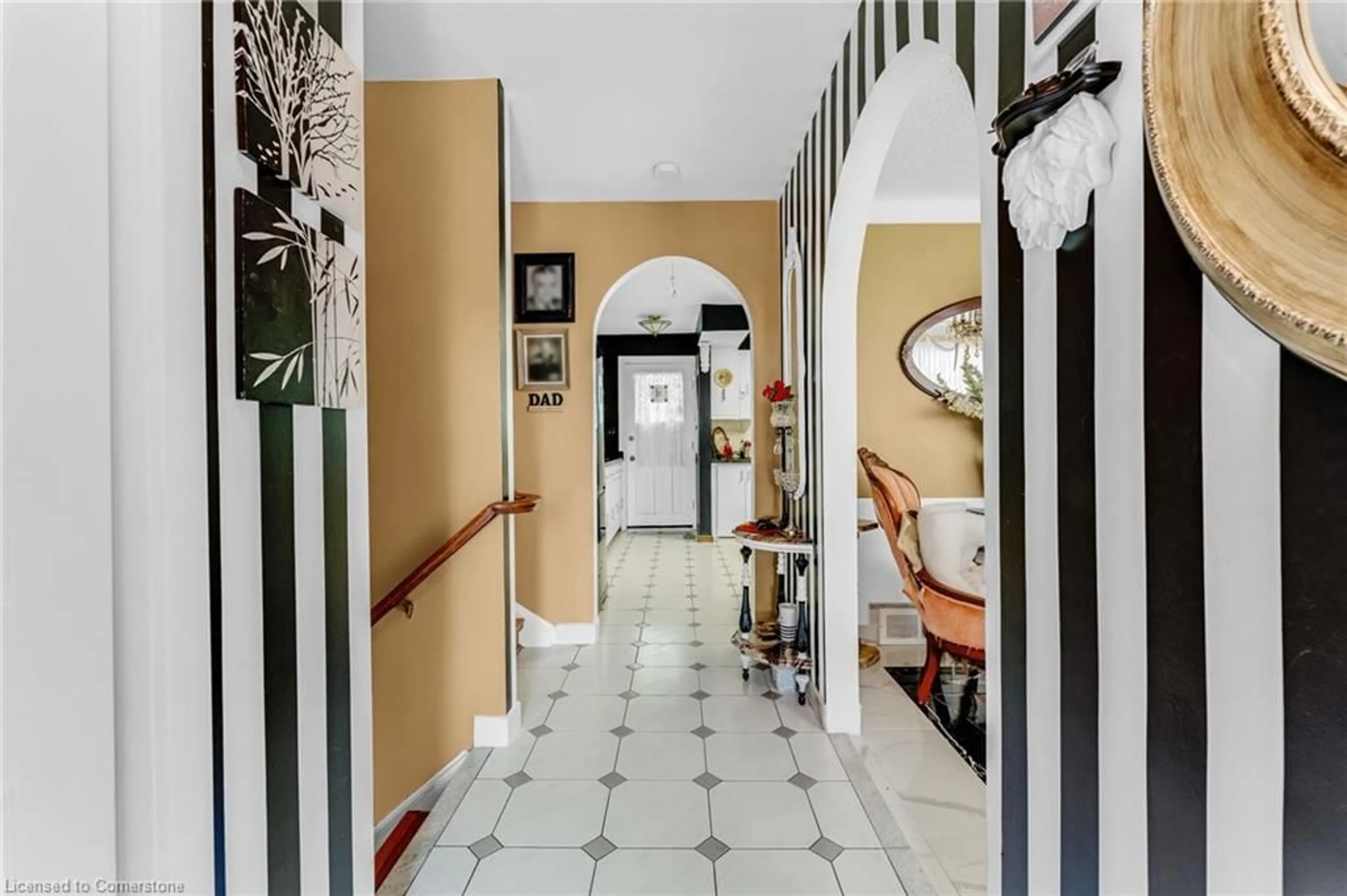 Indoor foyer for 4200 Eastdale Dr, Beamsville Ontario L3J 0N3