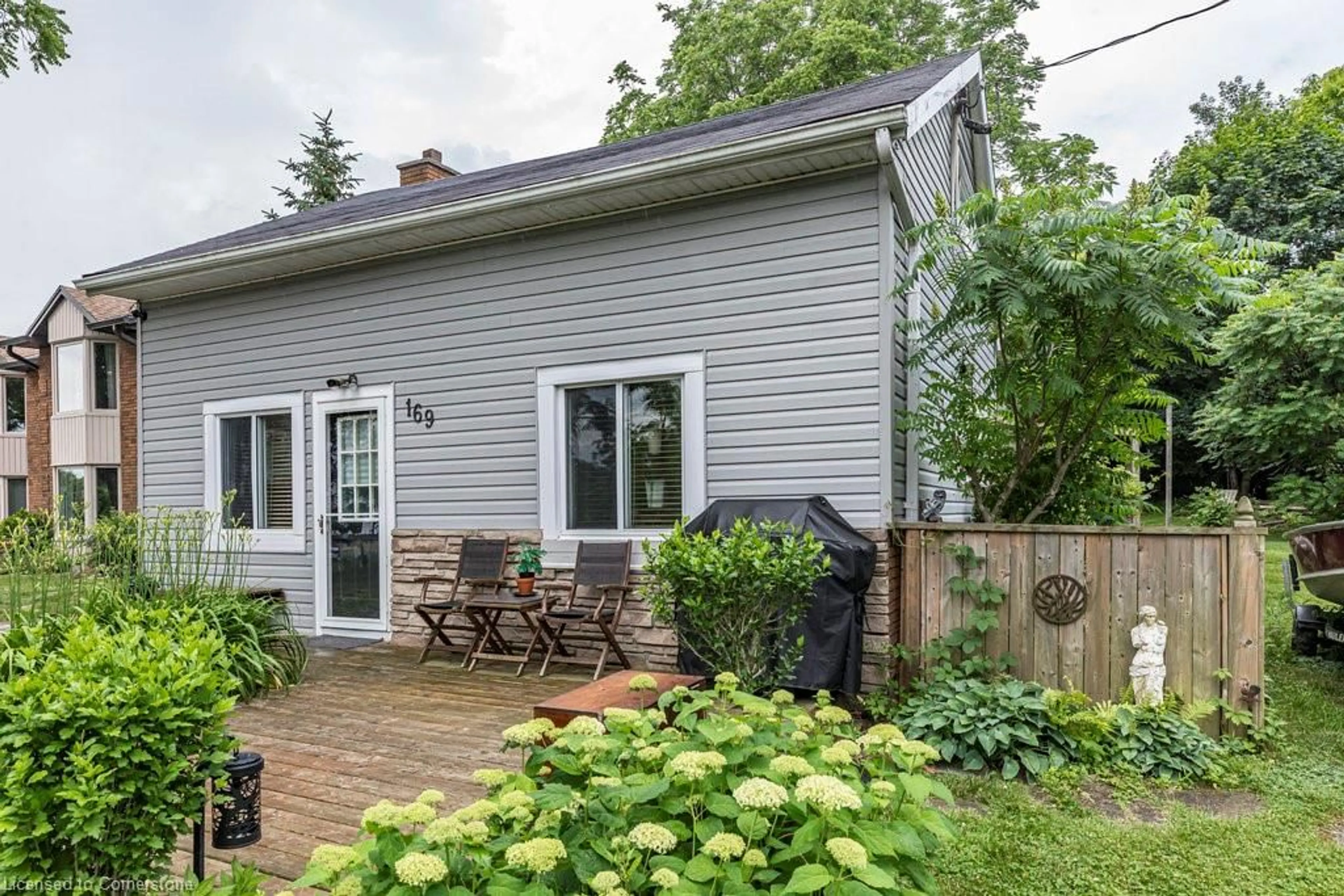 Patio, street for 169 Forfar St, Caledonia Ontario N3W 1J2
