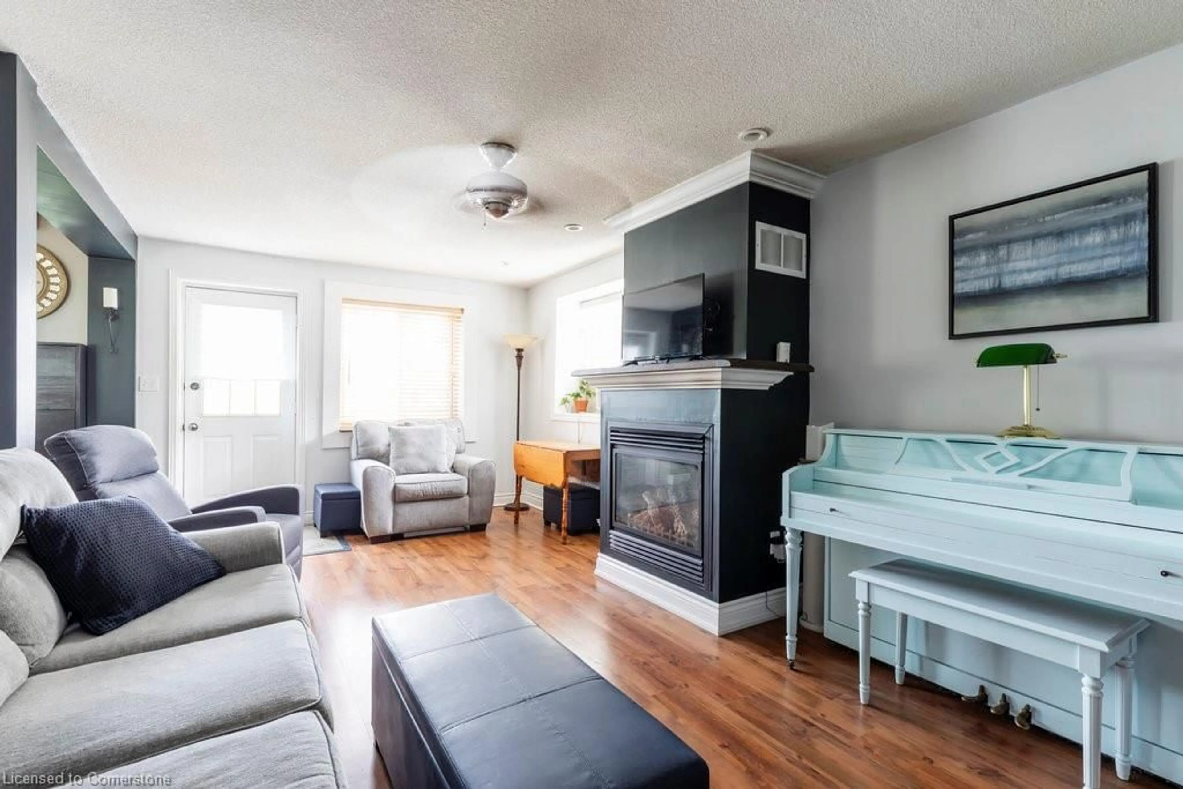Living room with furniture, wood/laminate floor for 169 Forfar St, Caledonia Ontario N3W 1J2