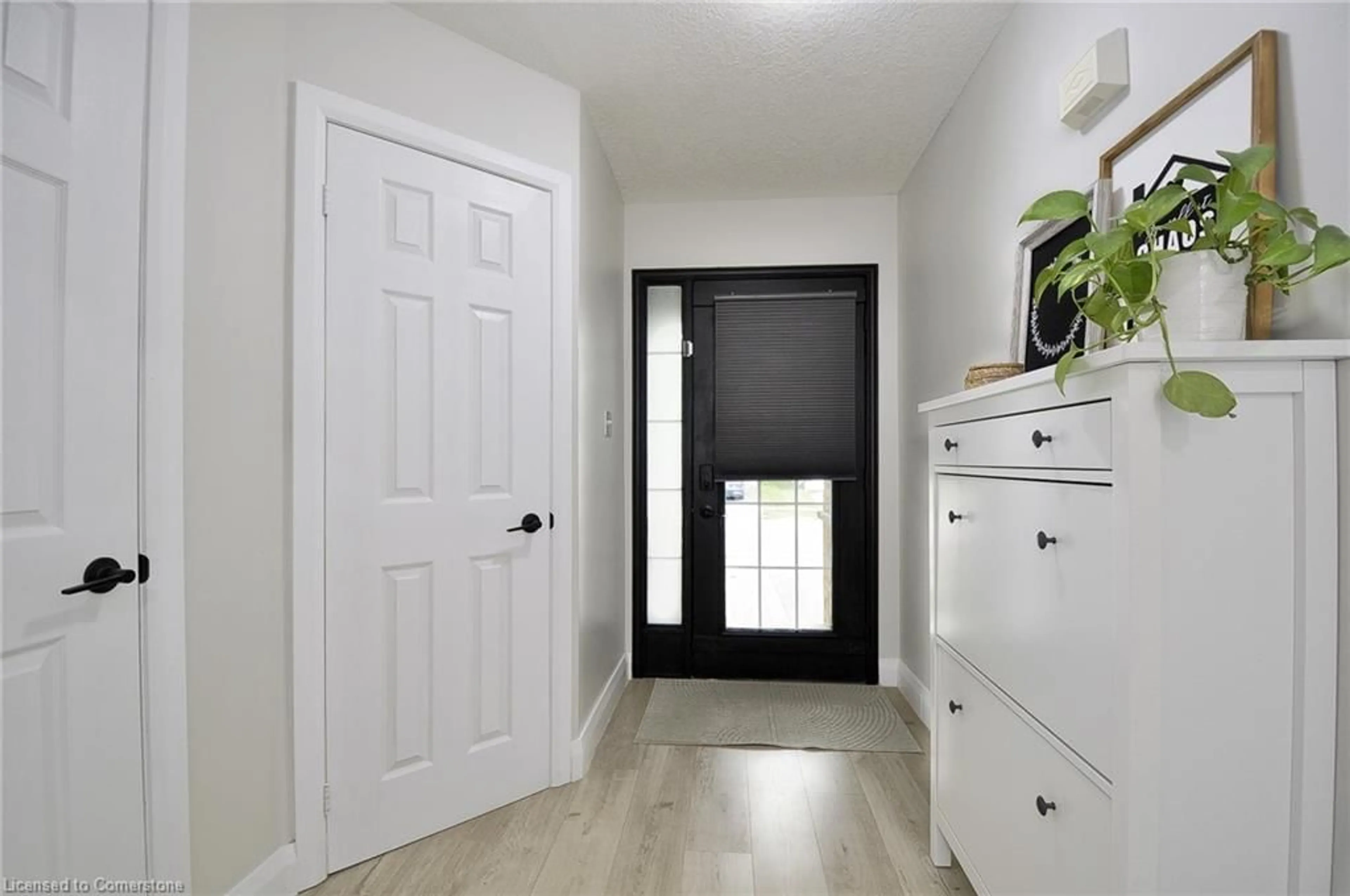 Indoor entryway for 360 Sauve Cres, Waterloo Ontario N2T 2Y8