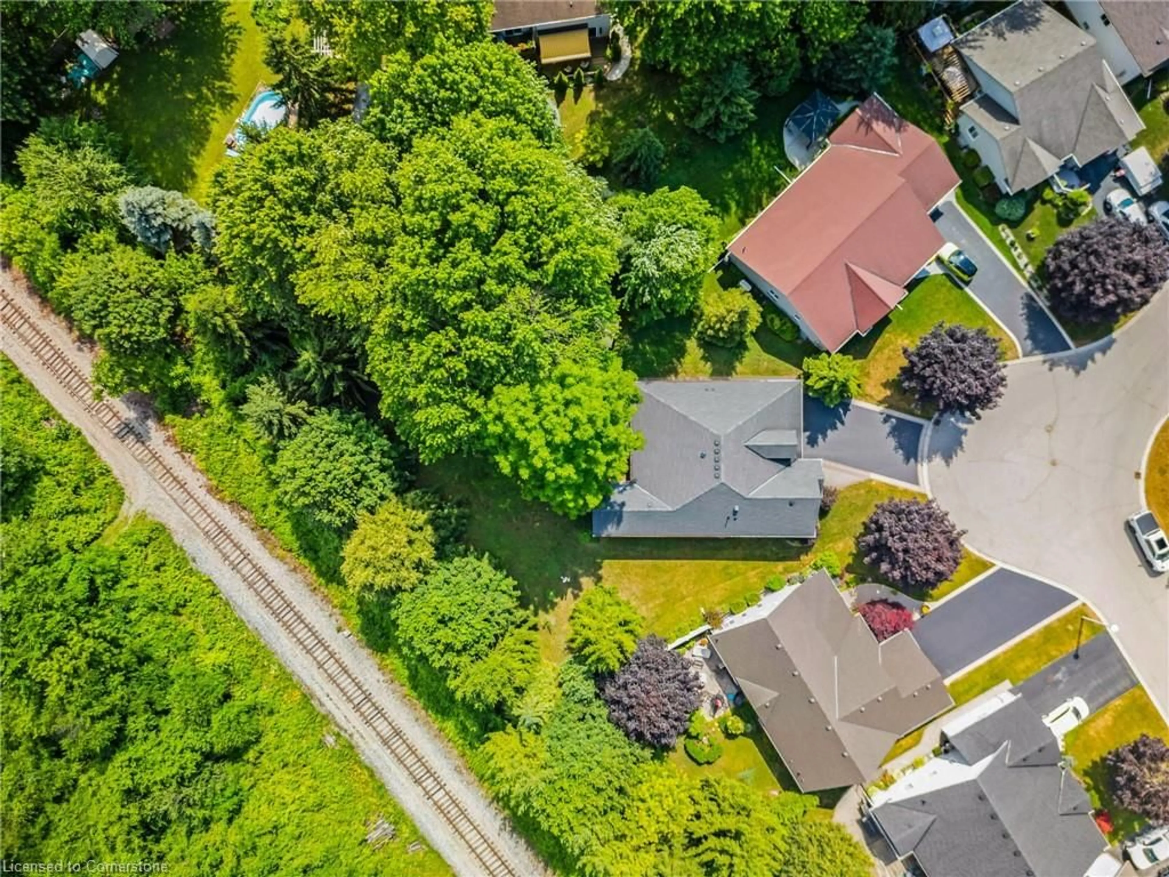 A pic from outside/outdoor area/front of a property/back of a property/a pic from drone, street for 28 Maplewood Crt, Dunnville Ontario N1A 3G8