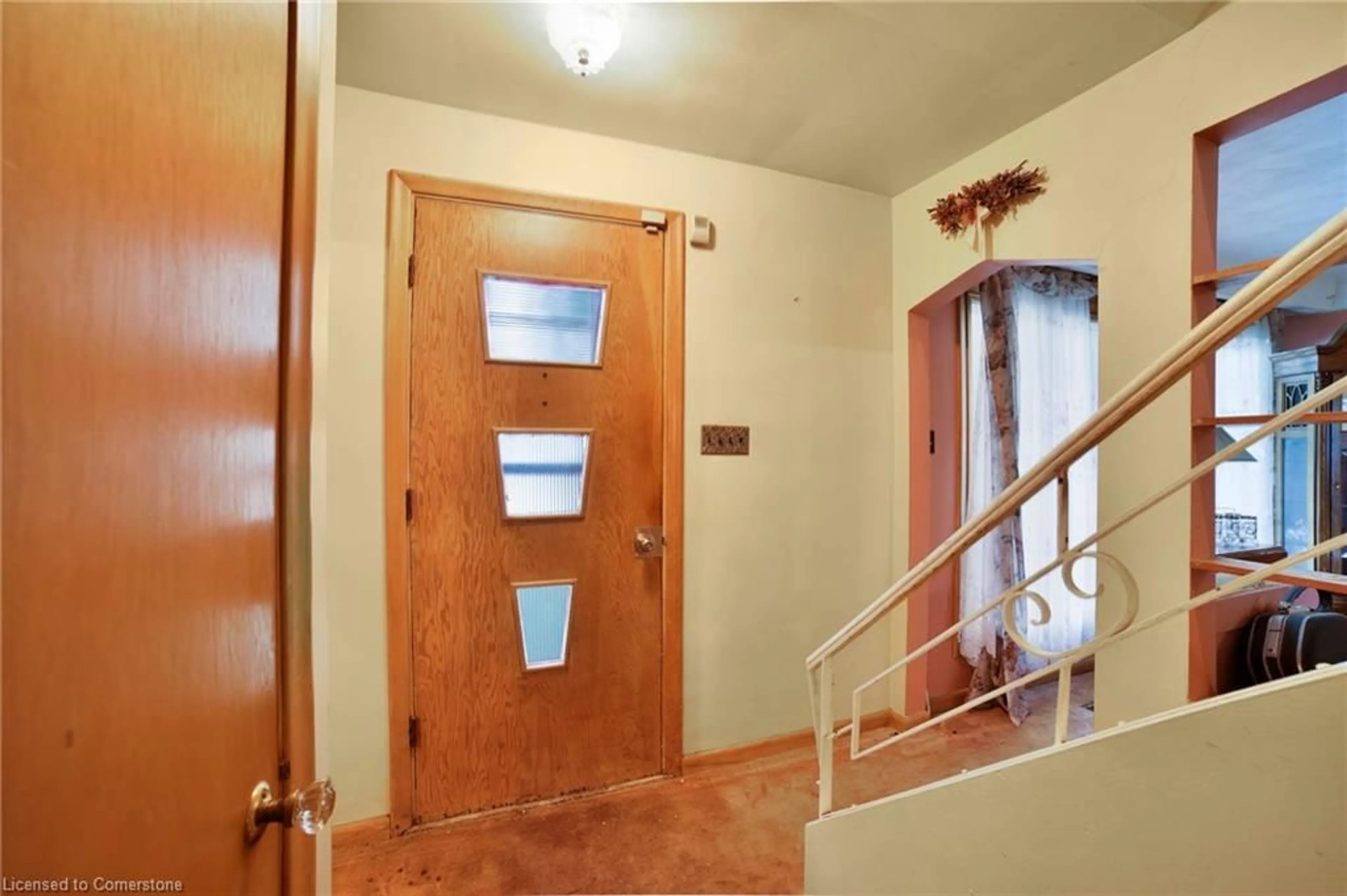 Indoor foyer for 46 Hardale Cres, Hamilton Ontario L8T 1X8
