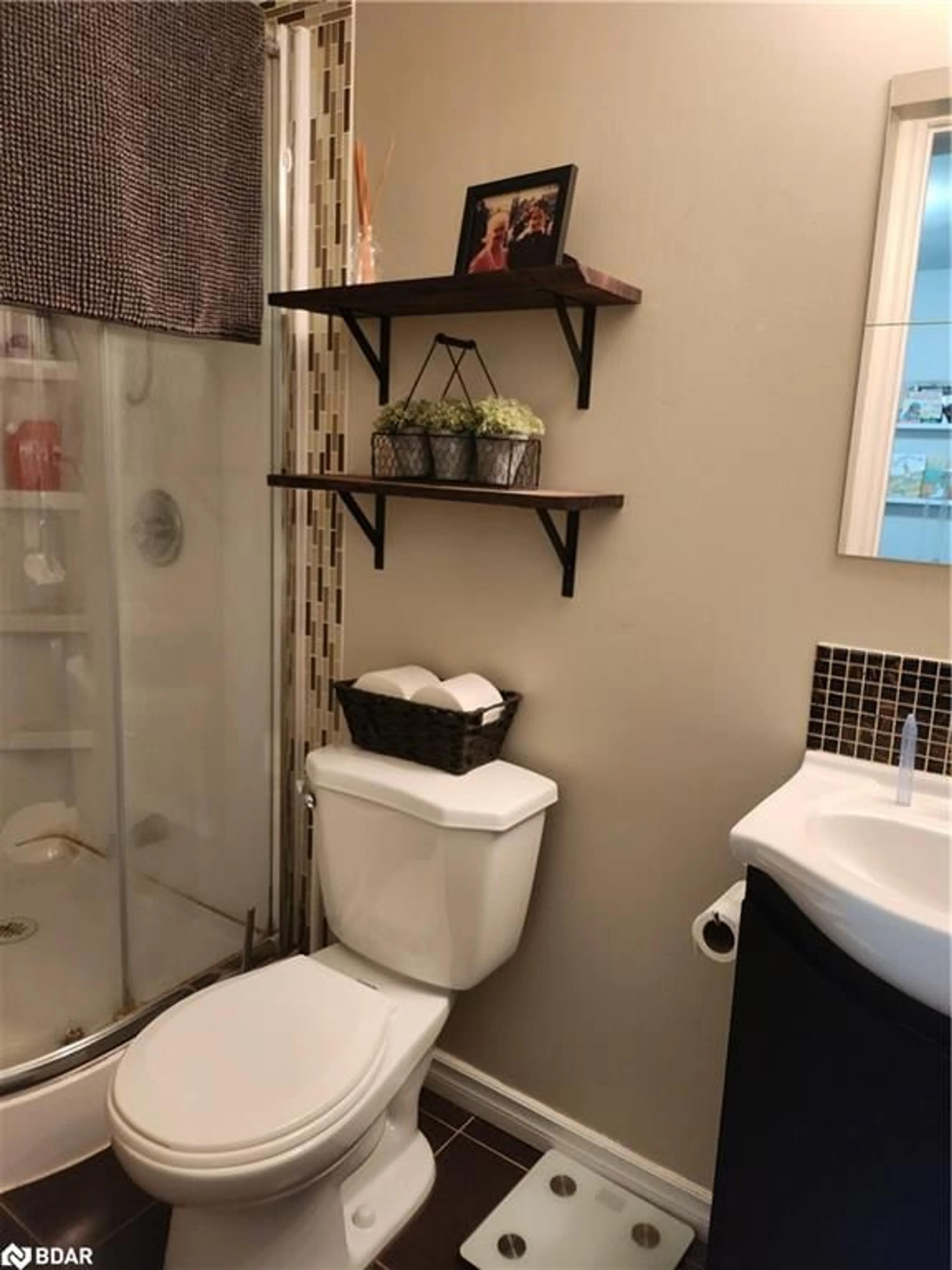 Standard bathroom, unknown for 42 Westminster Cir, Barrie Ontario L4M 0A4