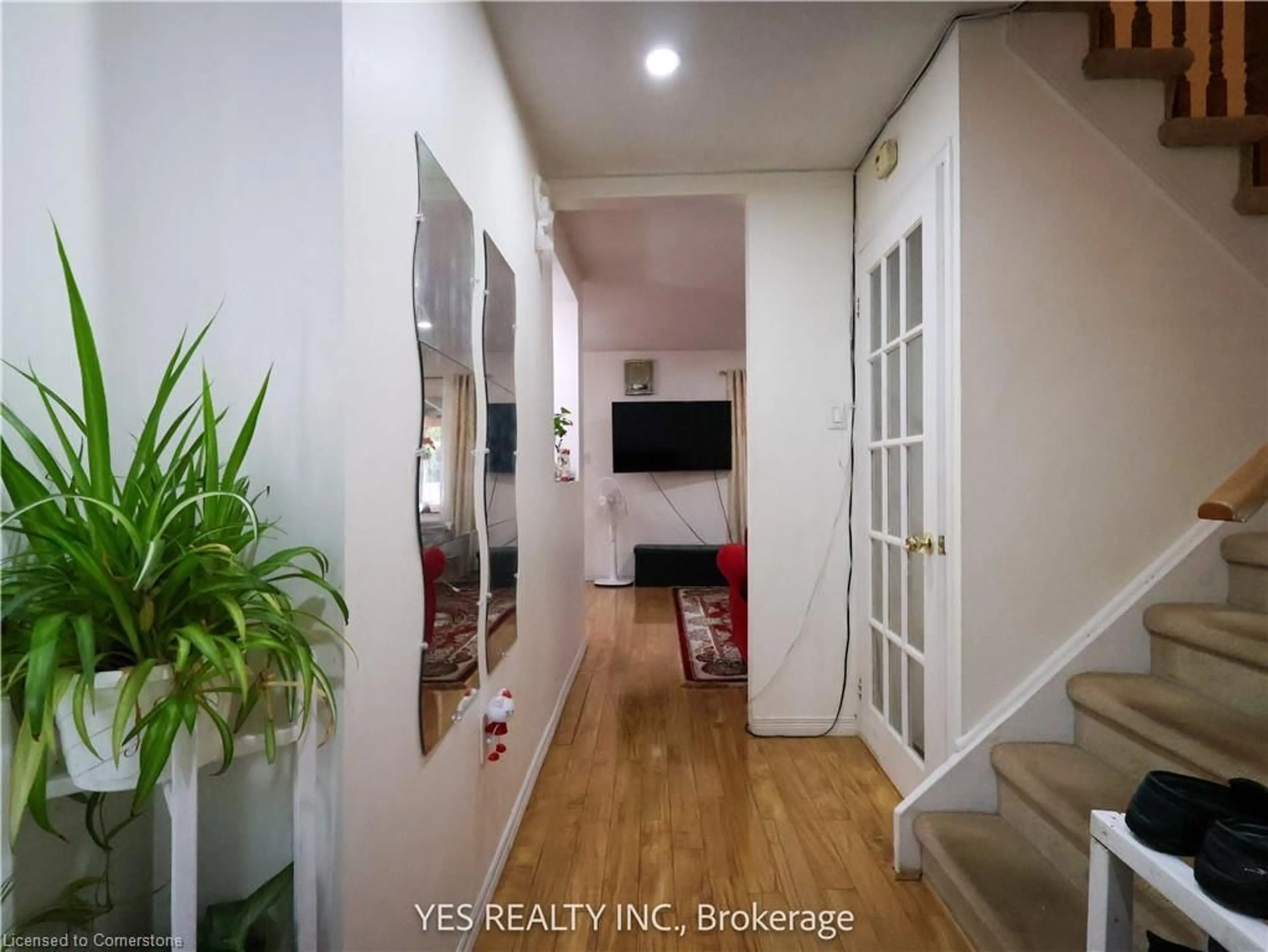 Indoor entryway for 6 Murdoch Dr, Brampton Ontario L6X 3Y2