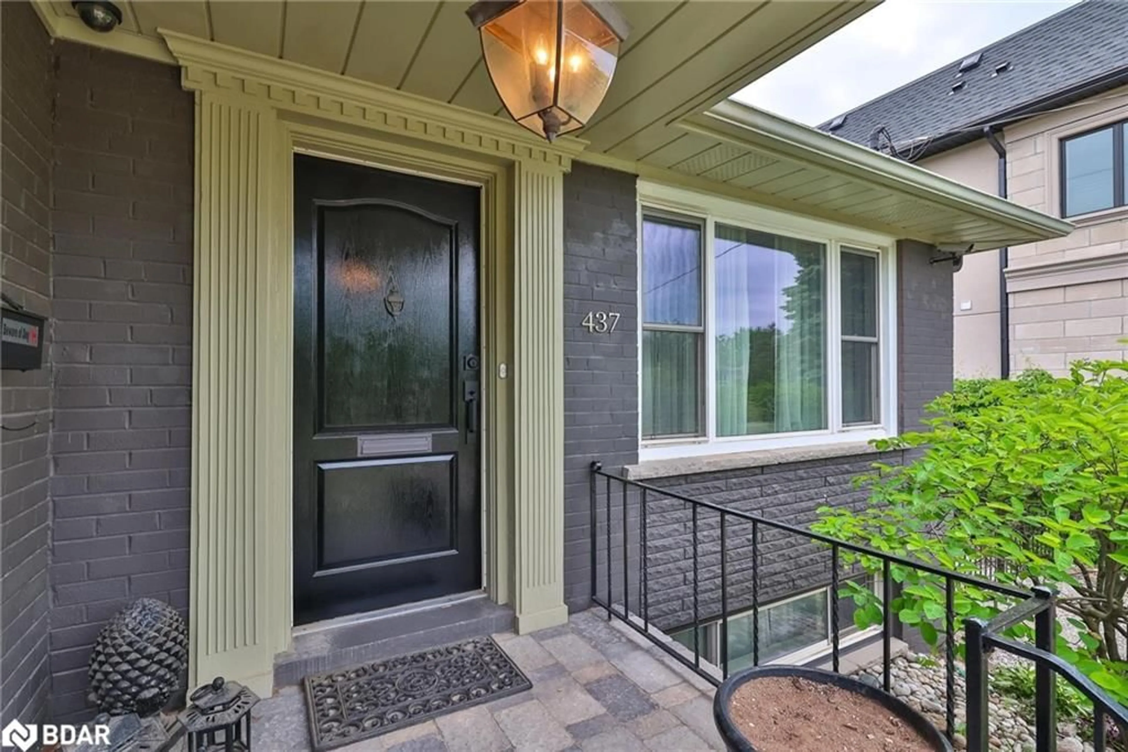 Indoor entryway for 437 Seaton Dr, Oakville Ontario L6L 3Y3