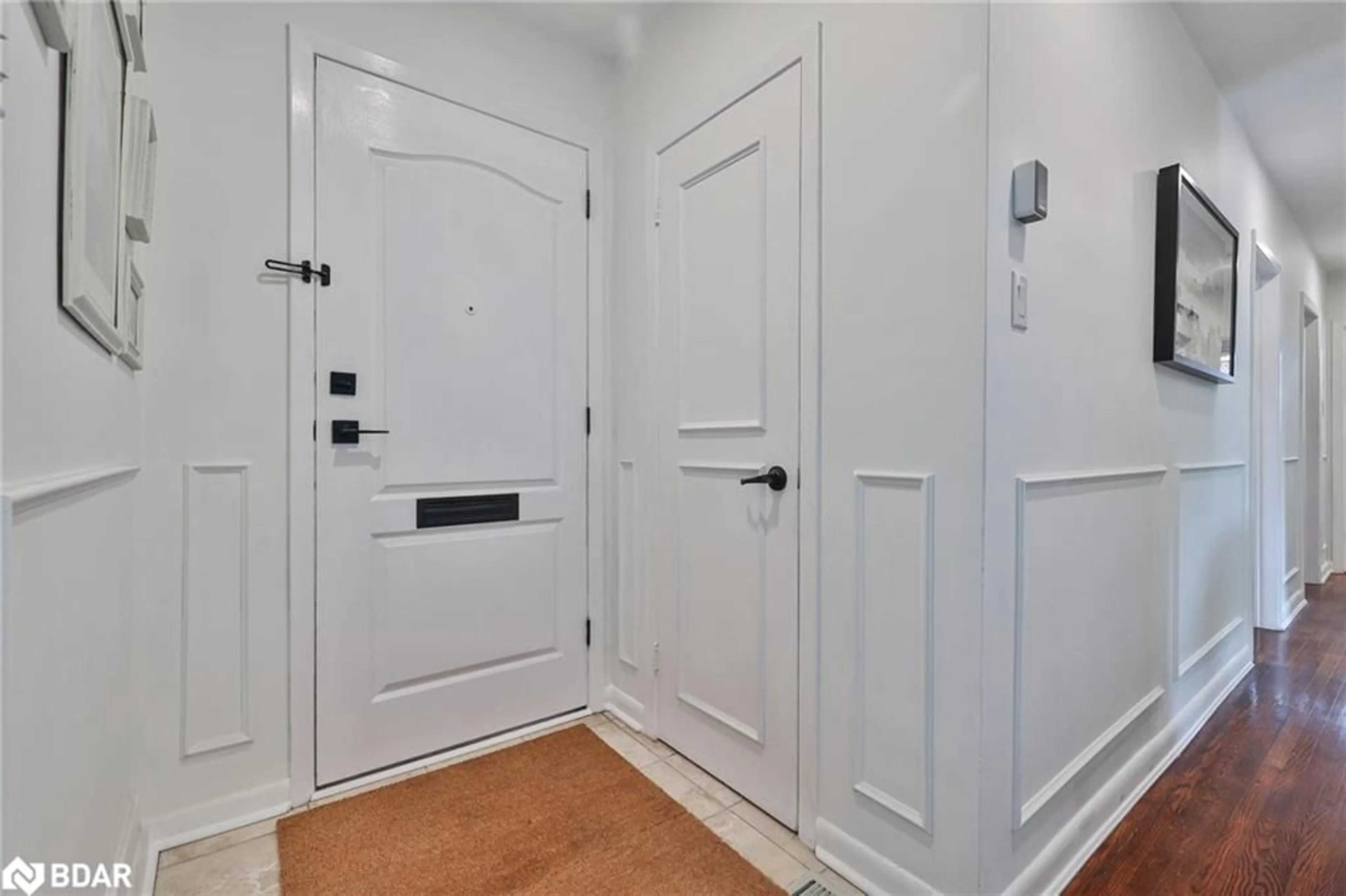 Indoor entryway for 437 Seaton Dr, Oakville Ontario L6L 3Y3