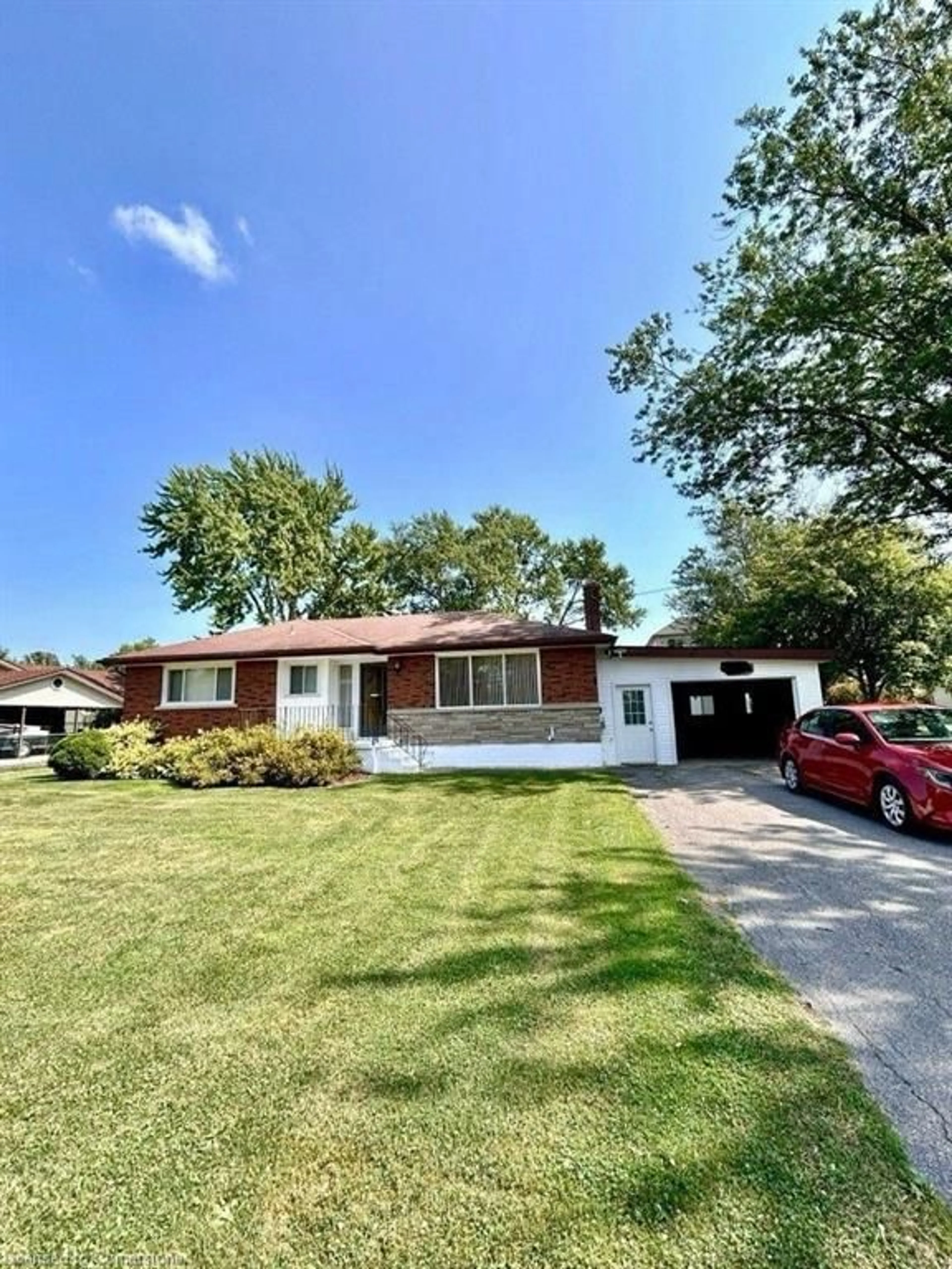 A pic from outside/outdoor area/front of a property/back of a property/a pic from drone, street for 4486 Lyons Creek Rd, Niagara Falls Ontario L2G 0L3