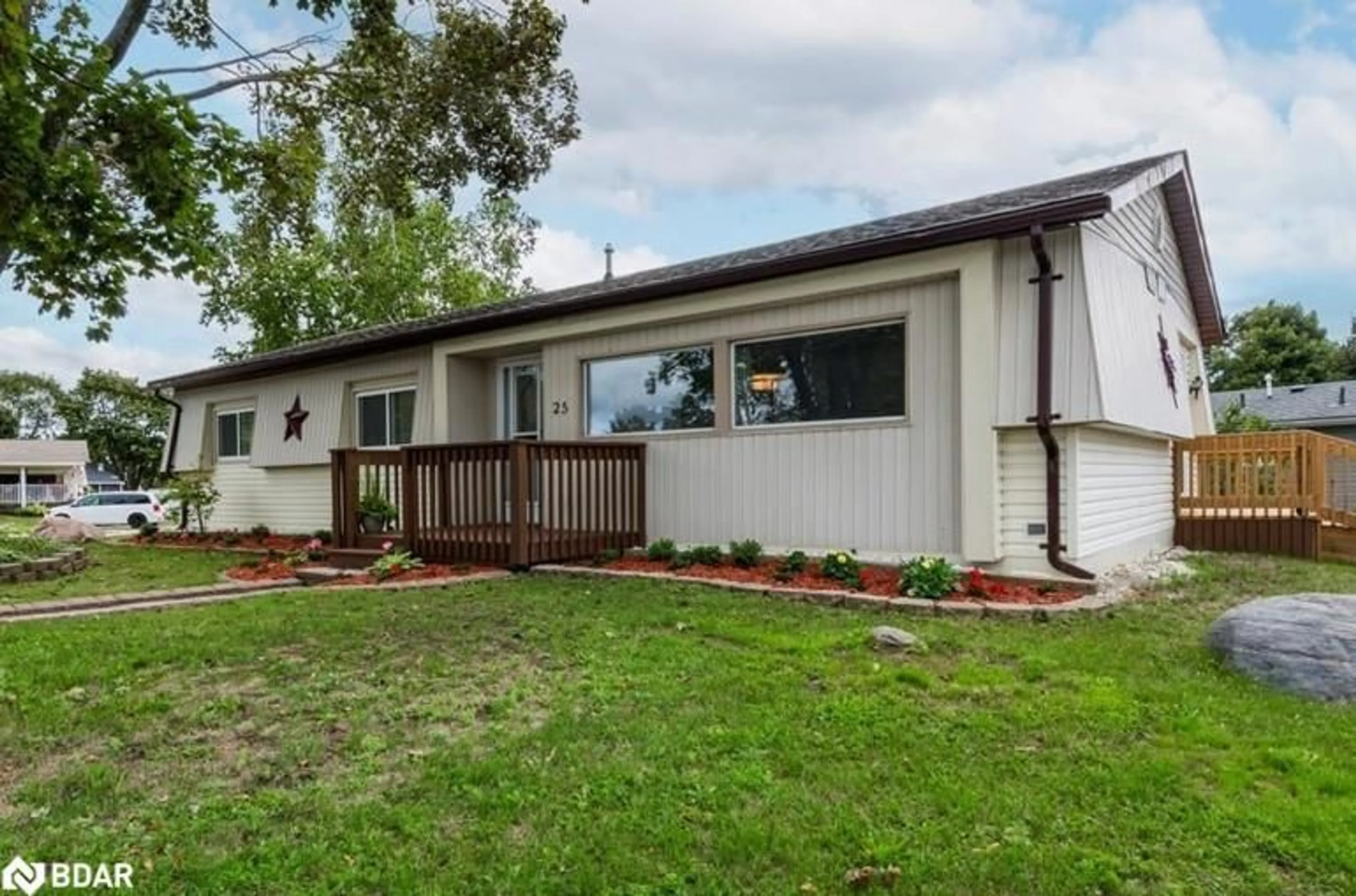 Home with vinyl exterior material, street for 25 Hawthorne Dr, Innisfil Ontario L9S 1P1