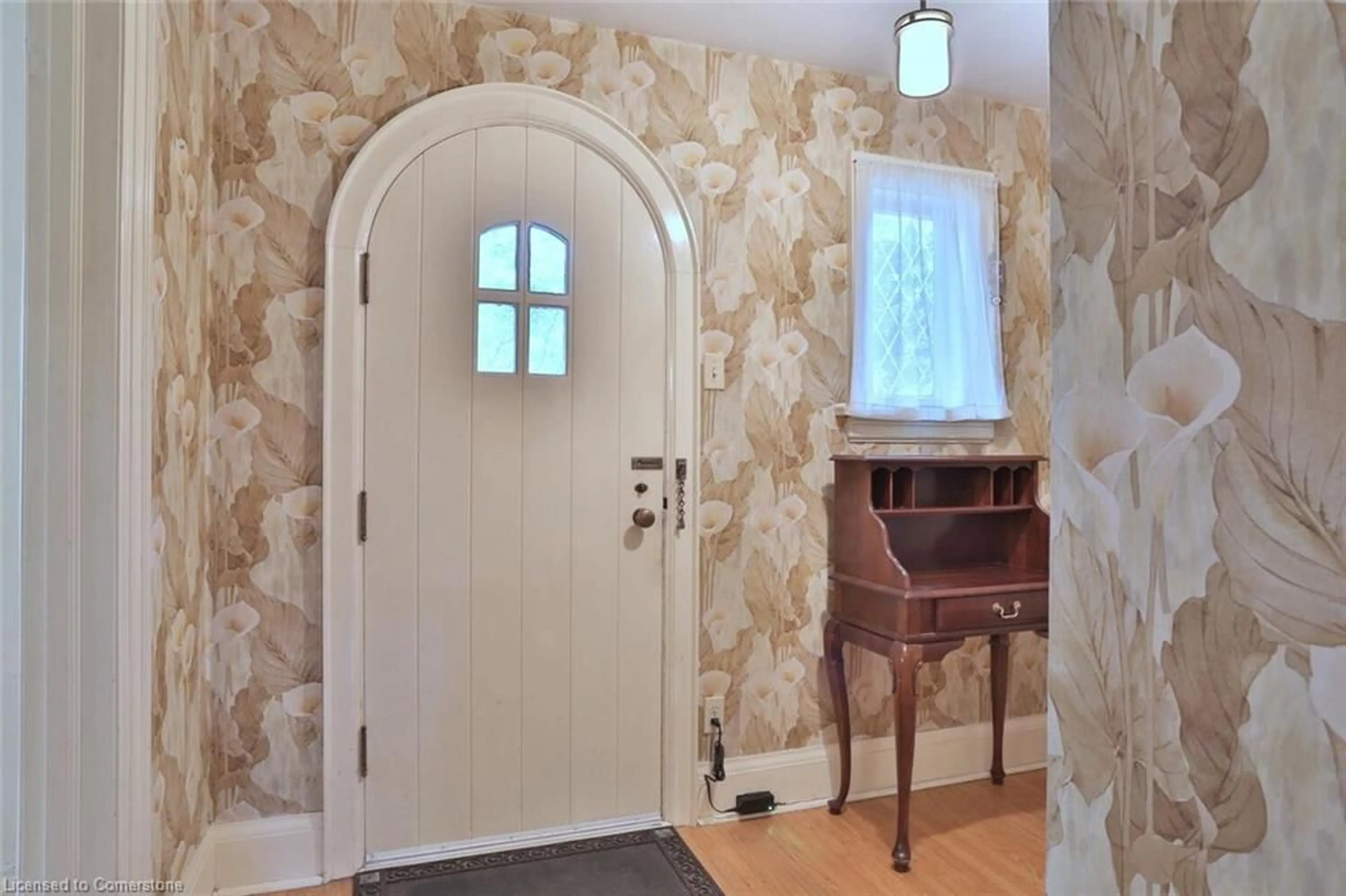 Indoor entryway for 81 Allen St, Waterloo Ontario N2L 1E3