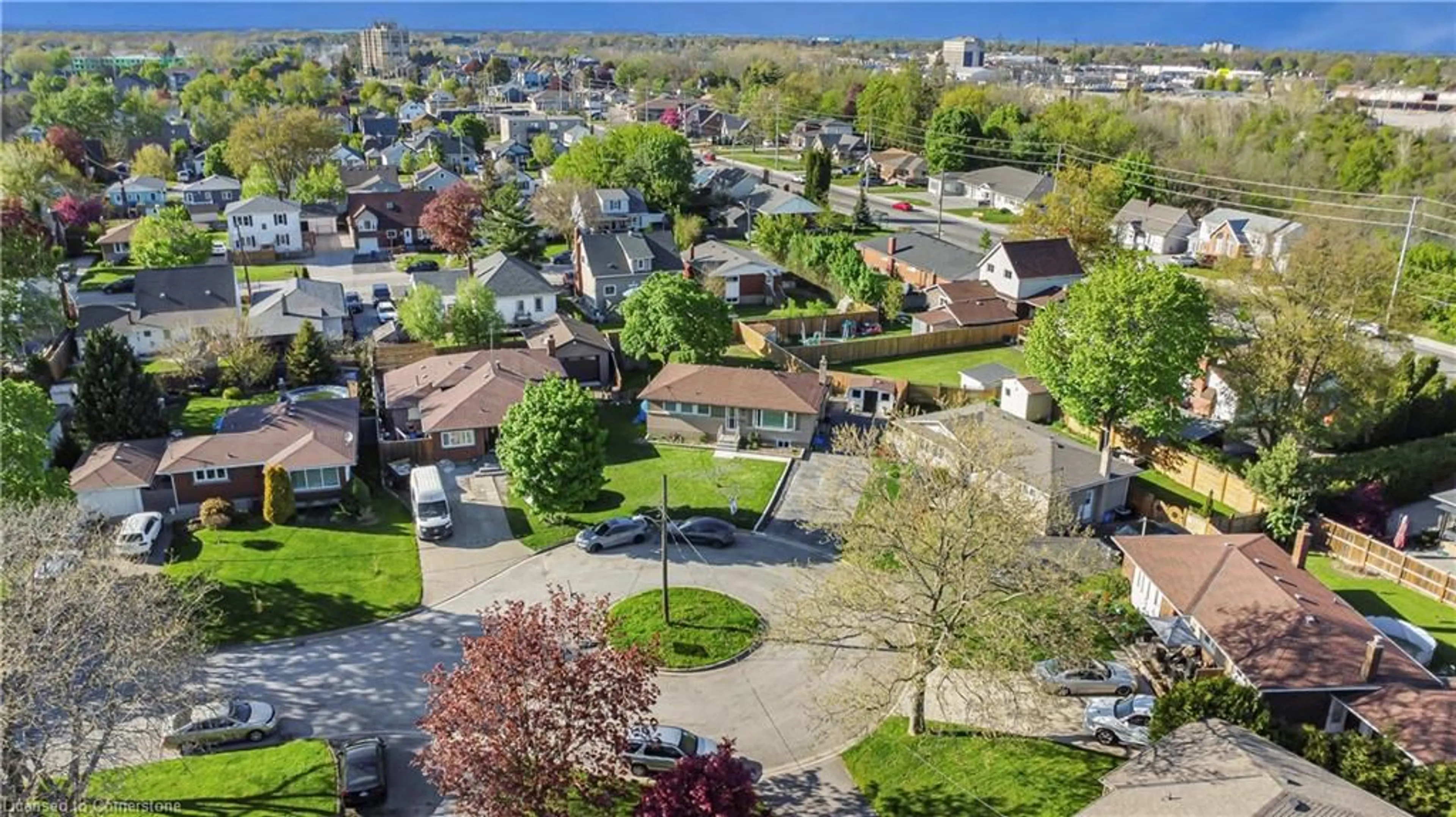 A pic from outside/outdoor area/front of a property/back of a property/a pic from drone, street for 37 Coronation Blvd, St. Catharines Ontario L2S 2V2