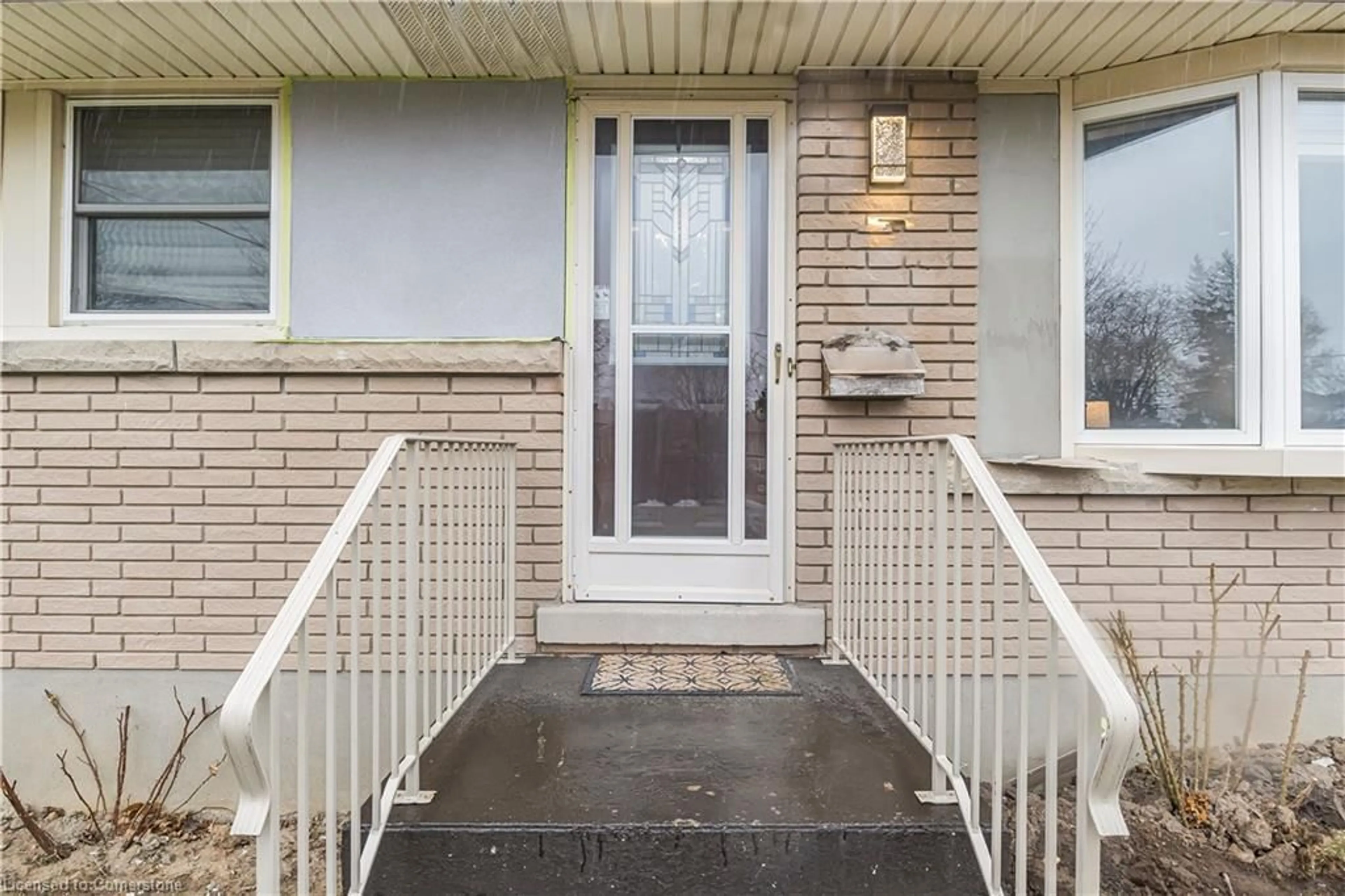 Indoor entryway for 37 Coronation Blvd, St. Catharines Ontario L2S 2V2