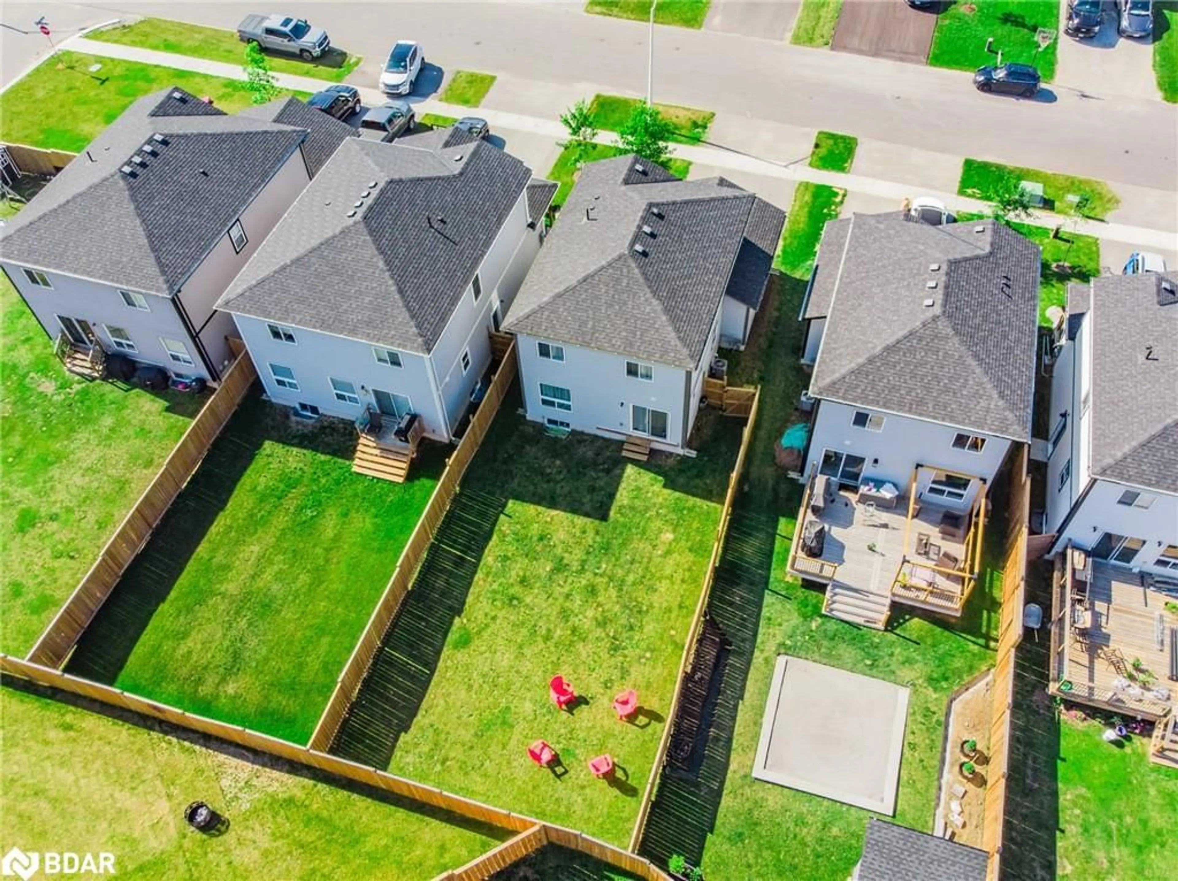 A pic from outside/outdoor area/front of a property/back of a property/a pic from drone, street for 220 Wild Rose Drive Dr, Gravenhurst Ontario P1P 0B4