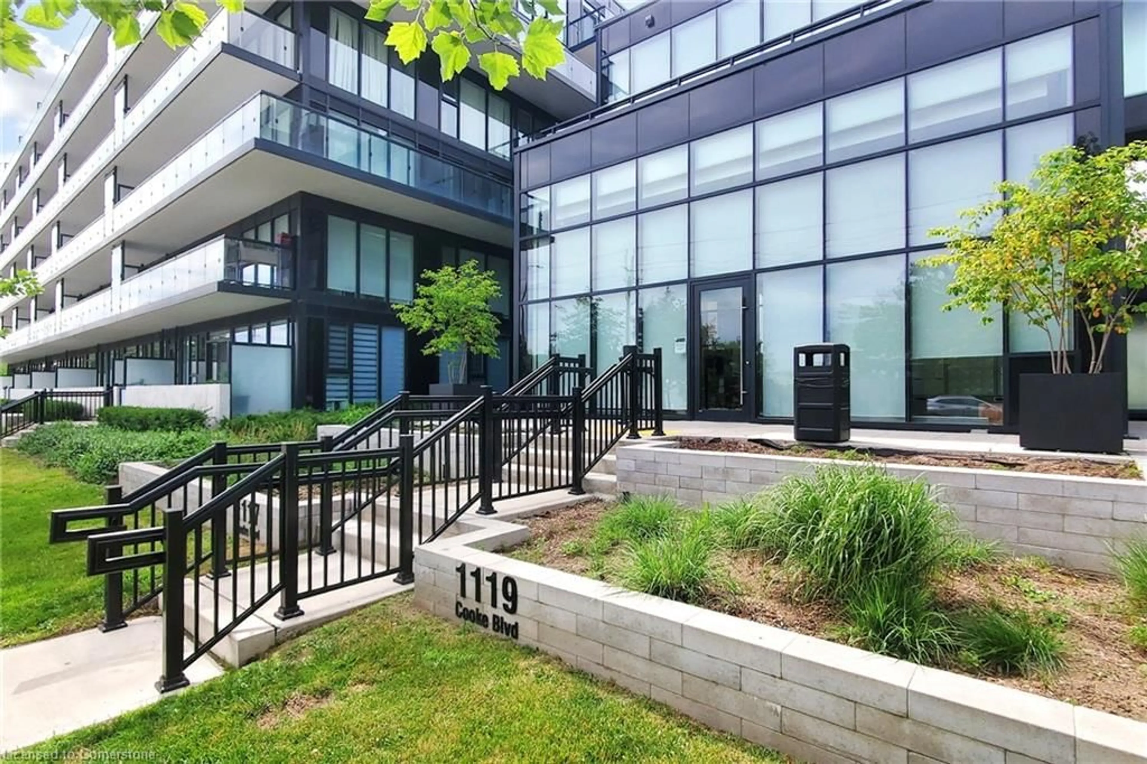 Patio, building for 1119 Cooke Blvd #B429, Burlington Ontario L7T 0C7