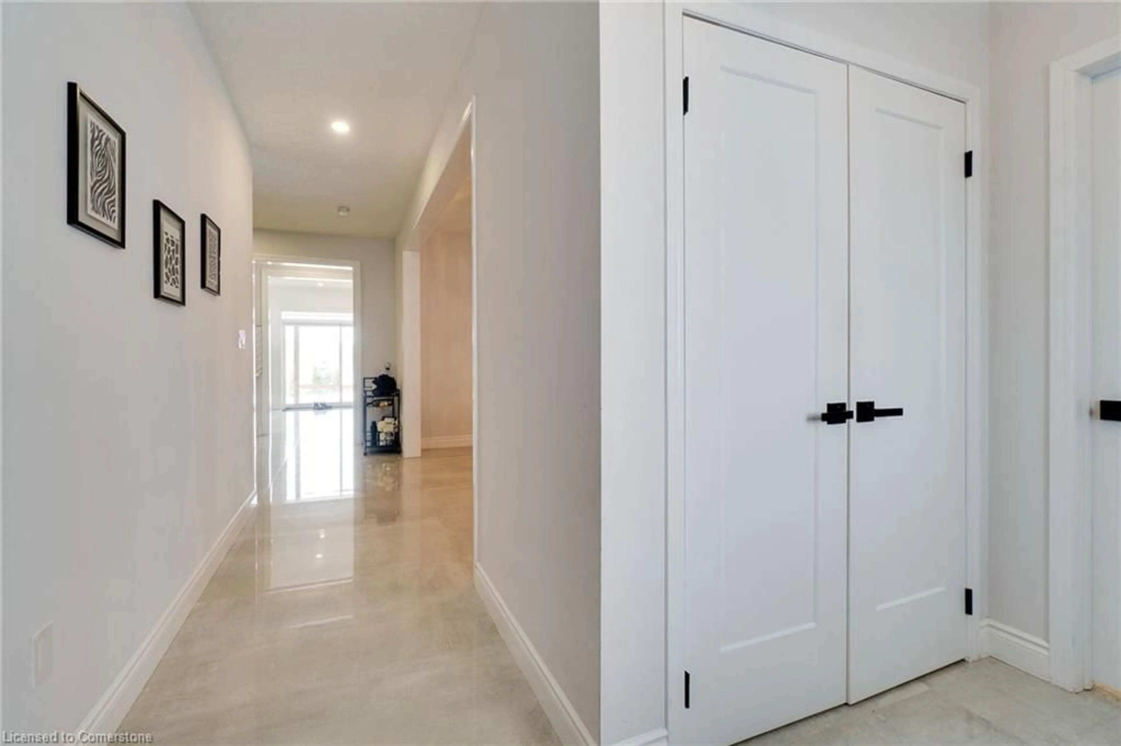 Indoor entryway for 81 Larry Cres, Caledonia Ontario N3W 0B2