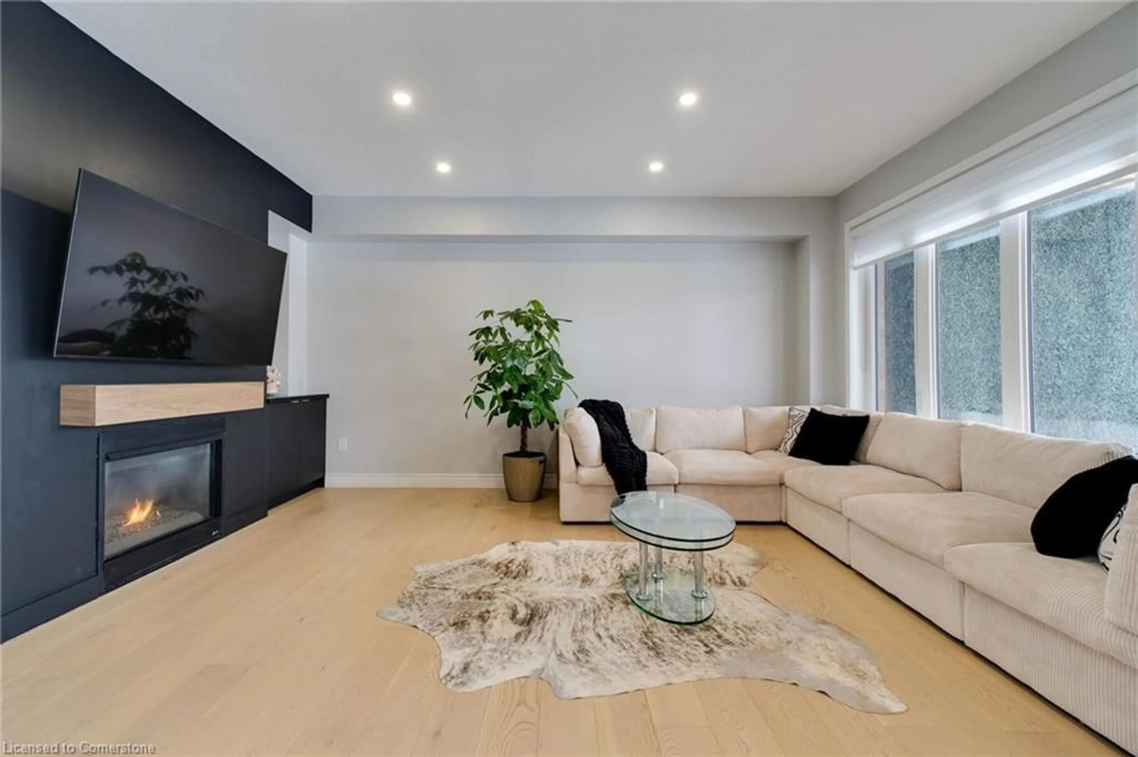 Living room with furniture, unknown for 81 Larry Cres, Caledonia Ontario N3W 0B2
