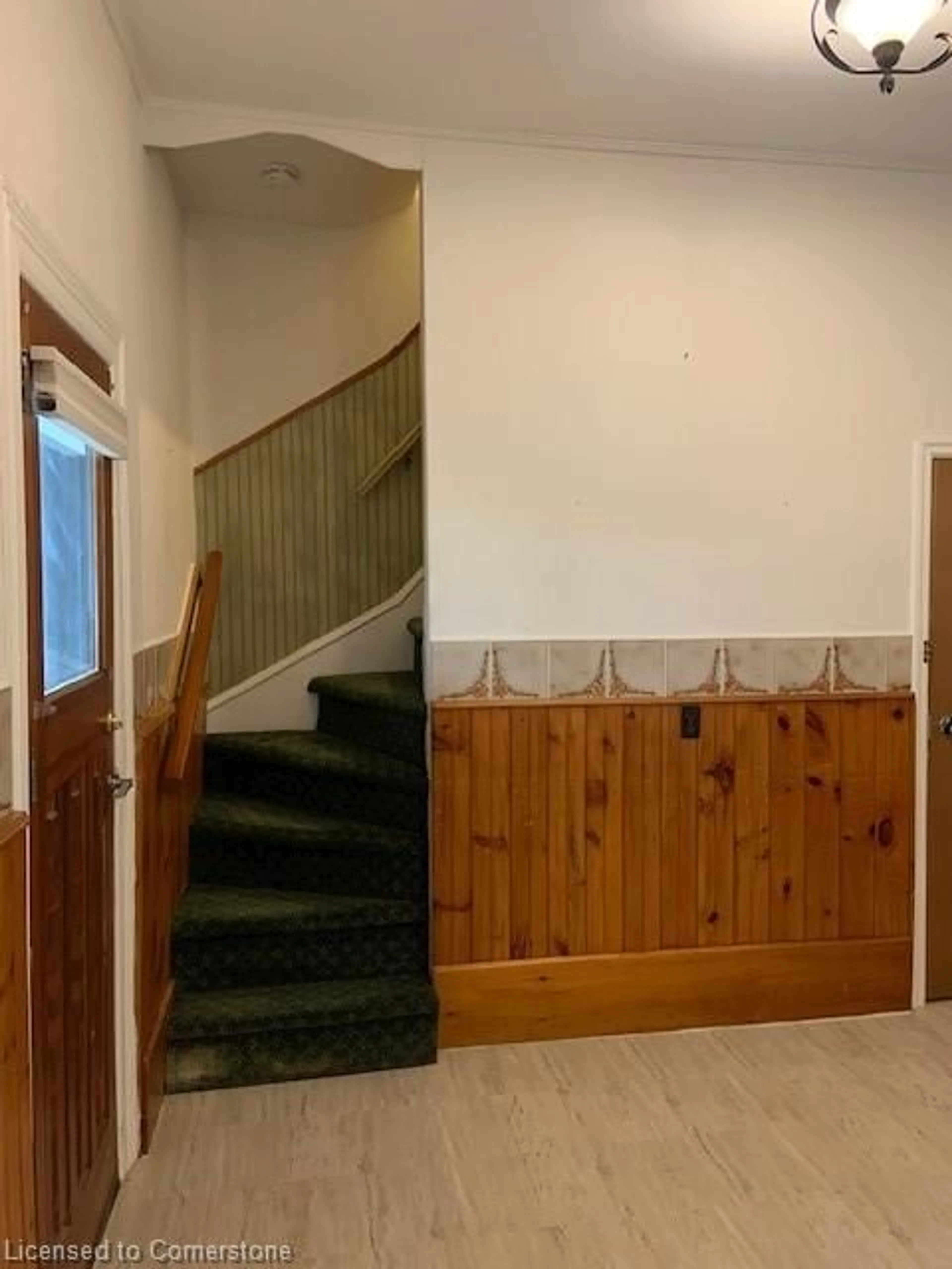 Indoor foyer for 1 Cant Ave, Cambridge Ontario N1S 2R5