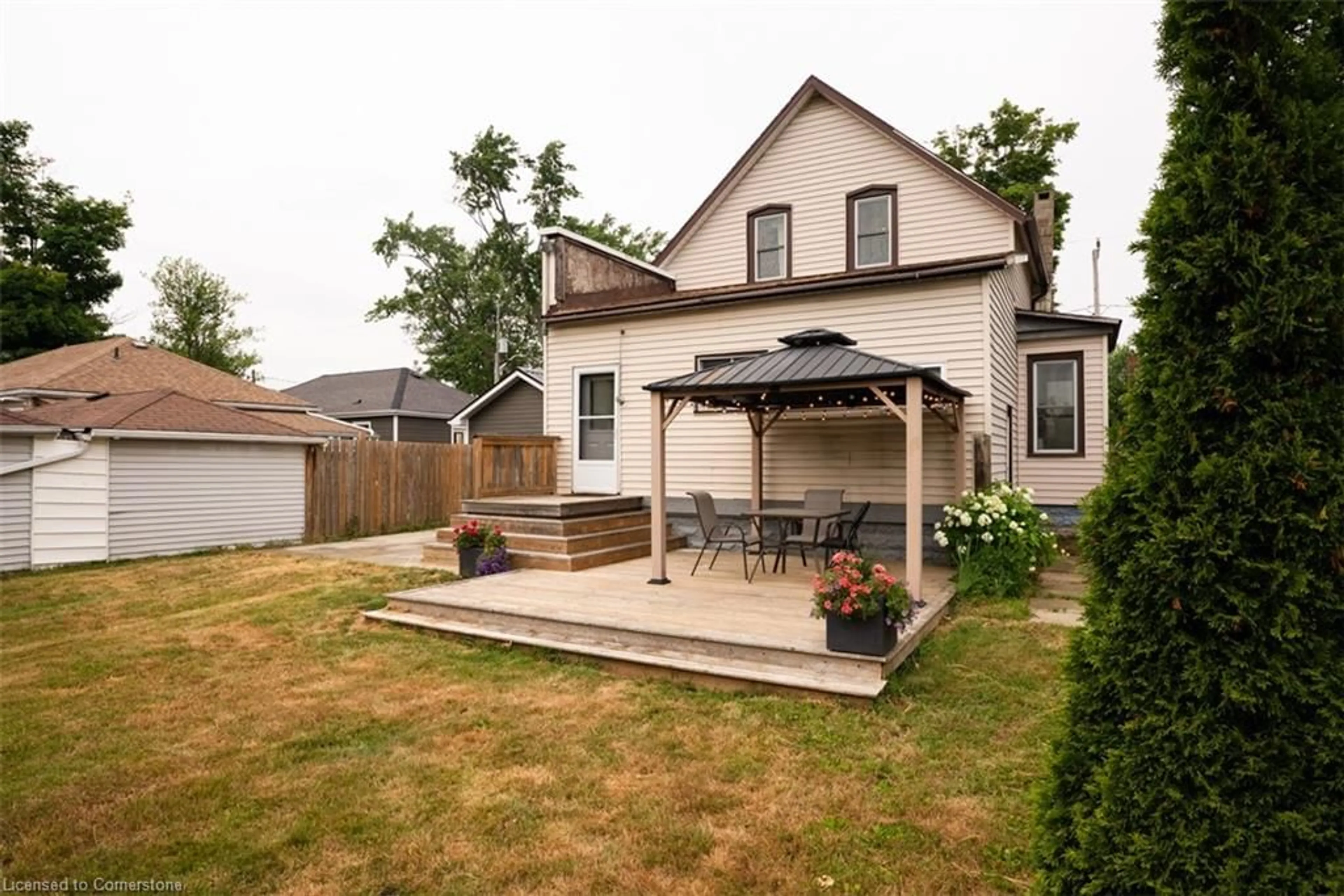 Patio, street for 108 Cross St, Dunnville Ontario N1A 1B8