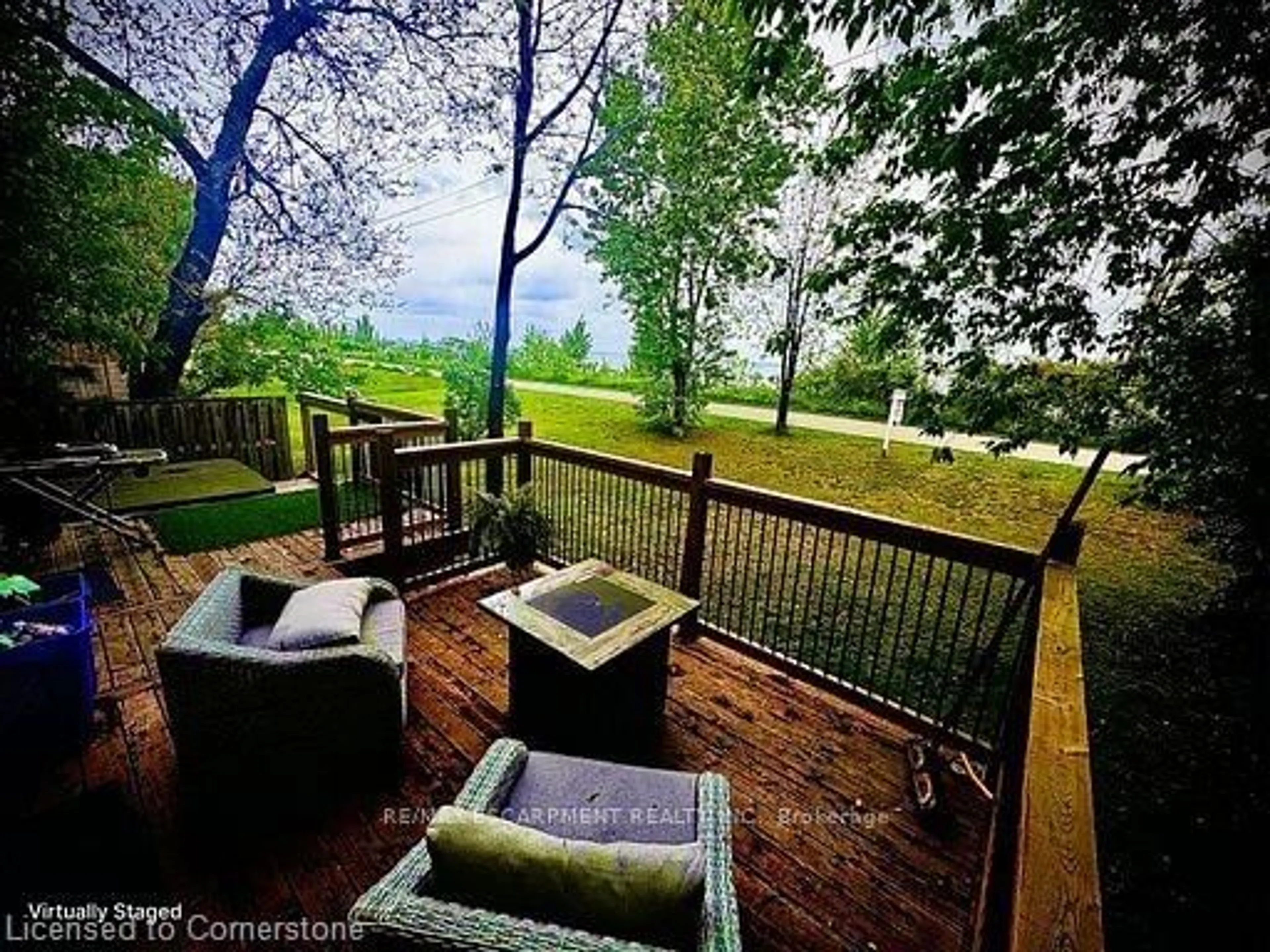 Patio, forest/trees view for 735 Beach Blvd, Hamilton Ontario L8H 6Y5