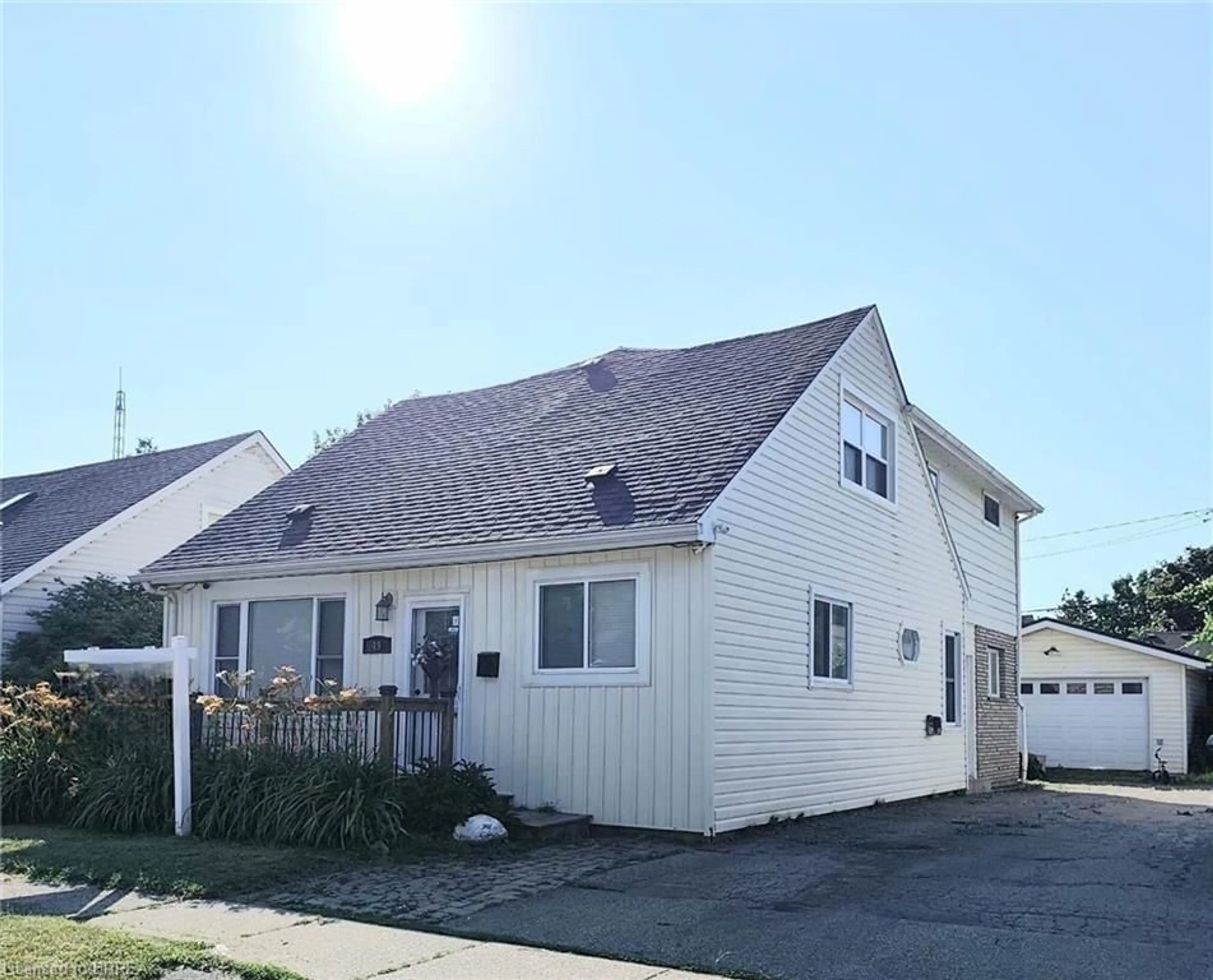 Home with vinyl exterior material, street for 49 Seventh Ave, Brantford Ontario N3S 1B3