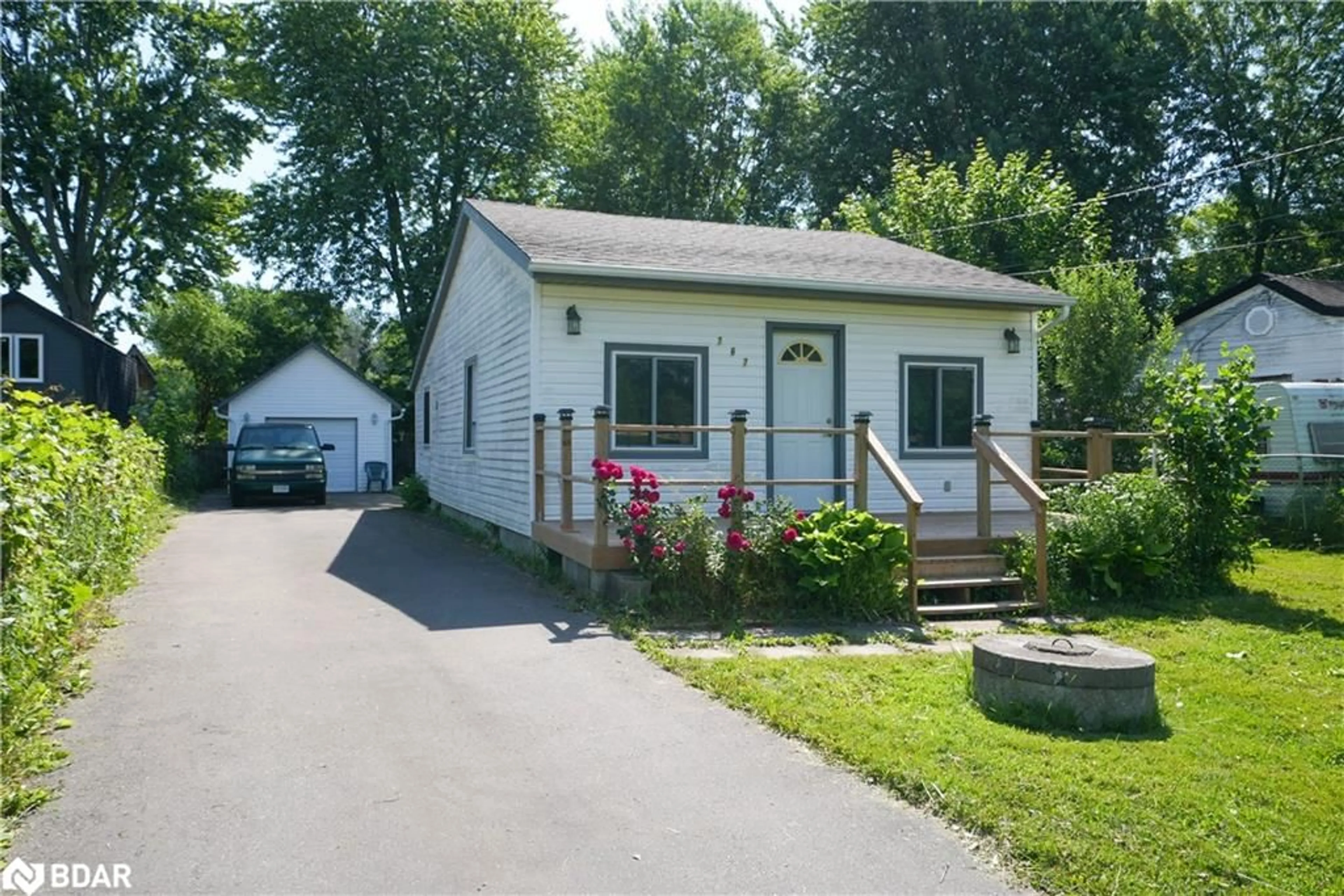 Home with vinyl exterior material, street for 767 Sedore Avenue Ave, Georgina Ontario L0E 1S0