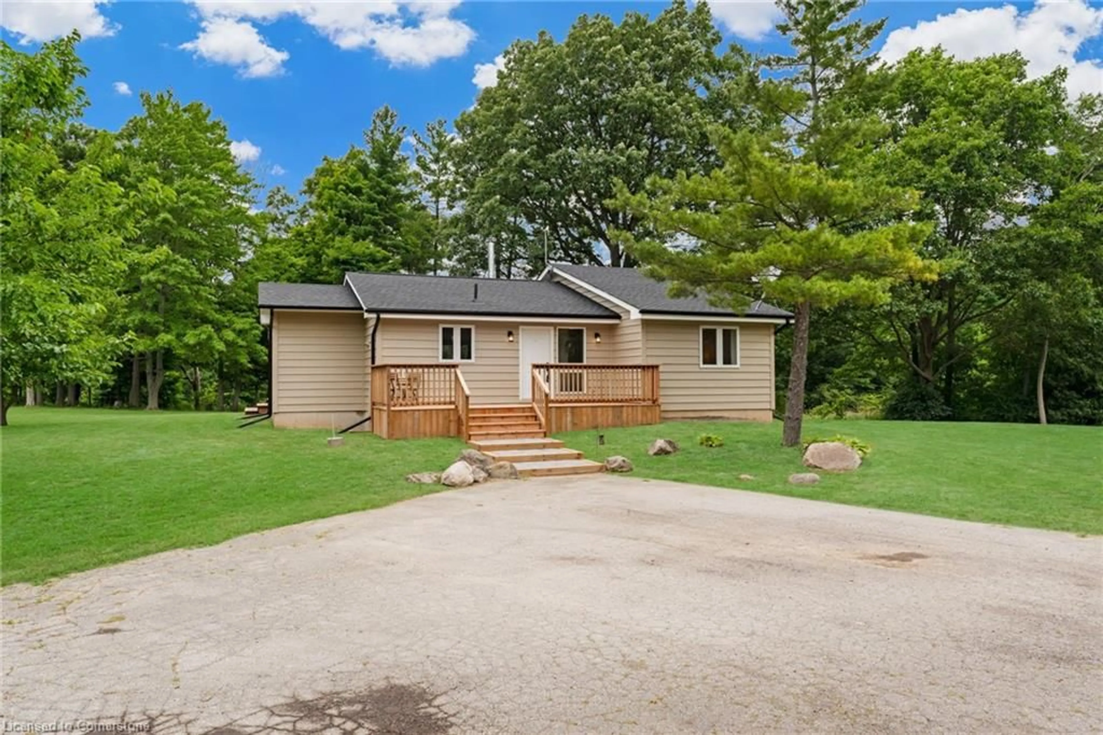 A pic from outside/outdoor area/front of a property/back of a property/a pic from drone, water/lake/river/ocean view for 5210 Westbrook Rd, Glanbrook Ontario L0R 1C0