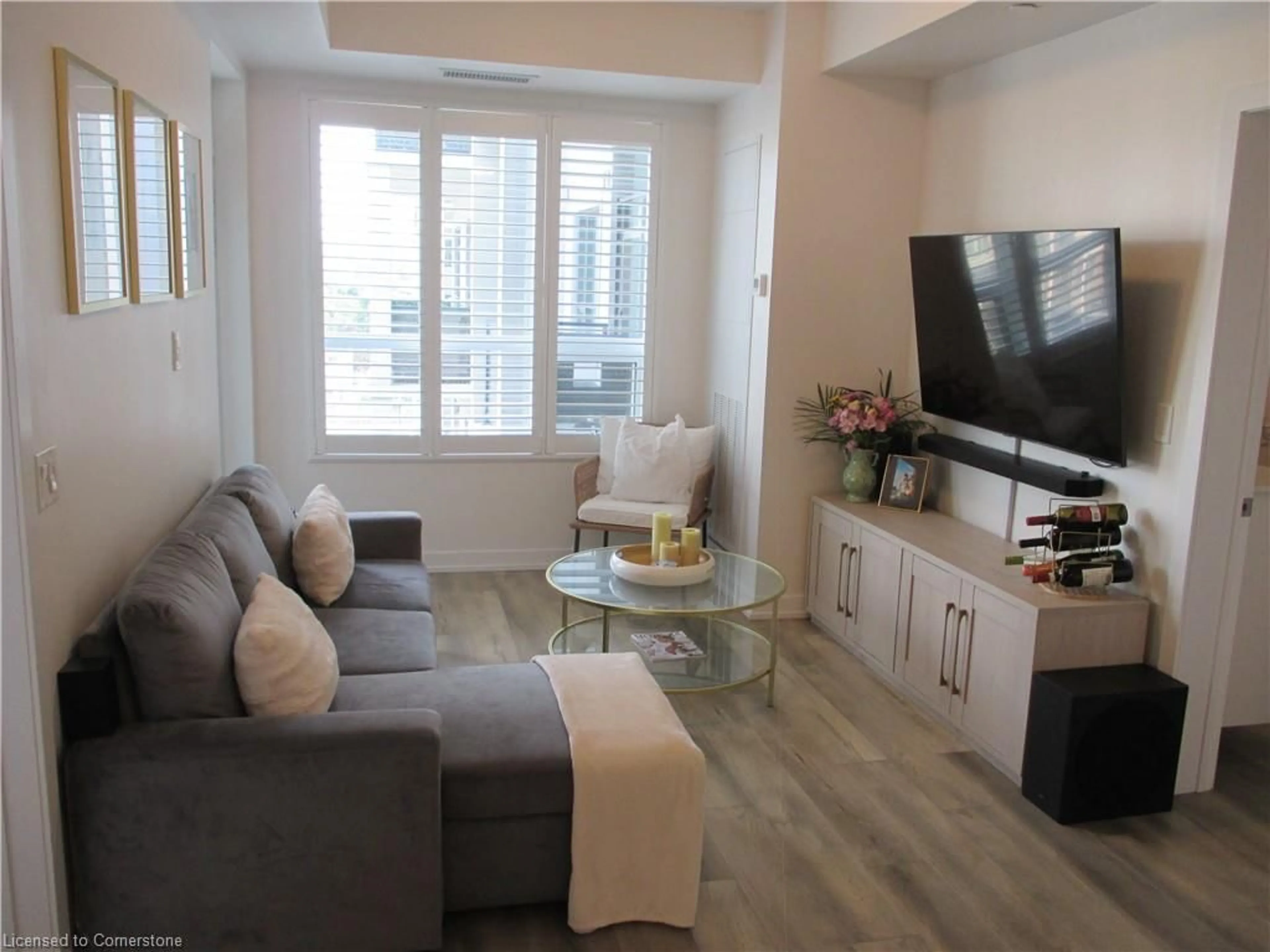 Living room with furniture, unknown for 5055 Greenlane Rd #533, Beamsville Ontario L0R 1B3