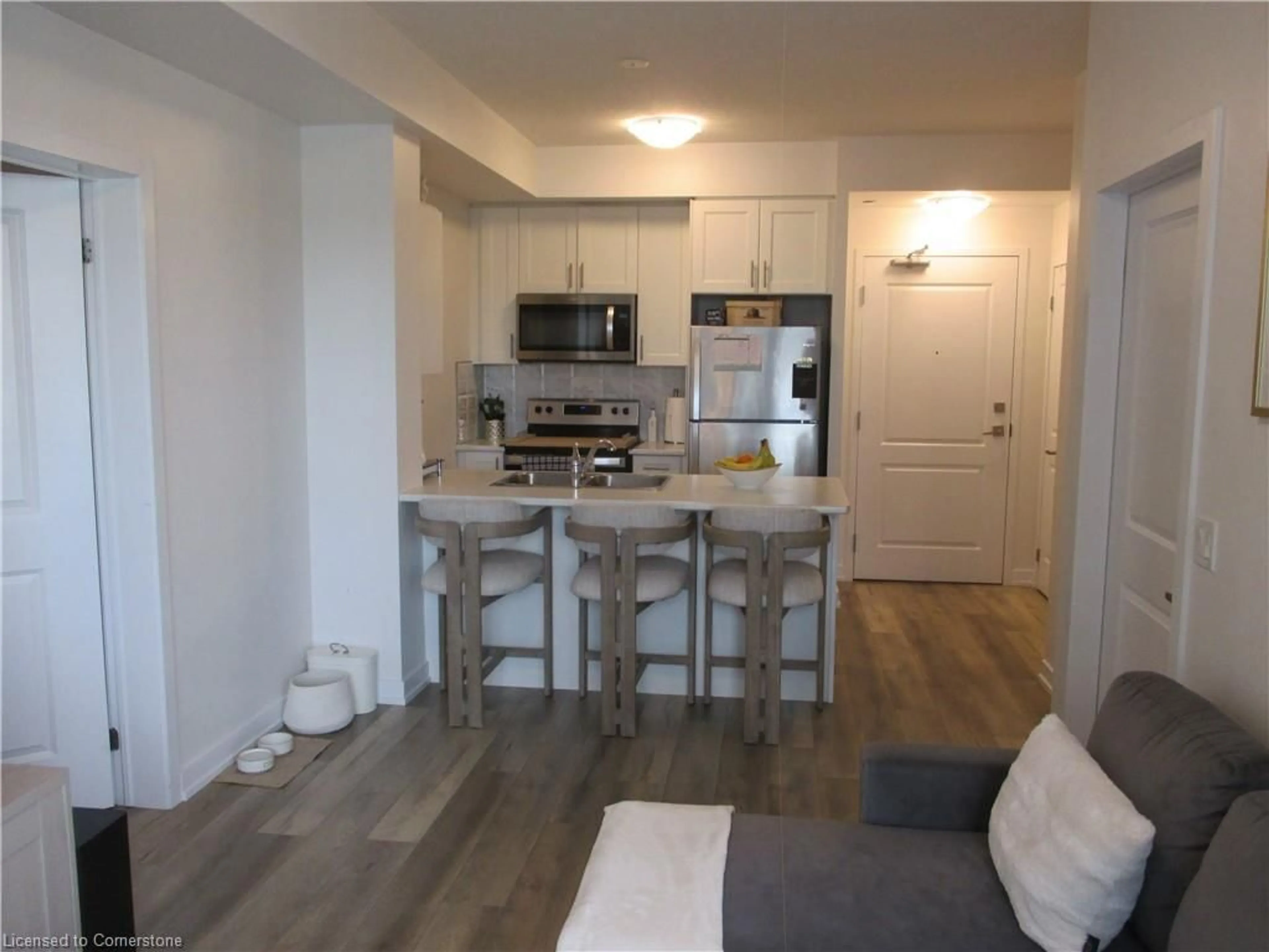 Open concept kitchen, wood/laminate floor for 5055 Greenlane Rd #533, Beamsville Ontario L0R 1B3