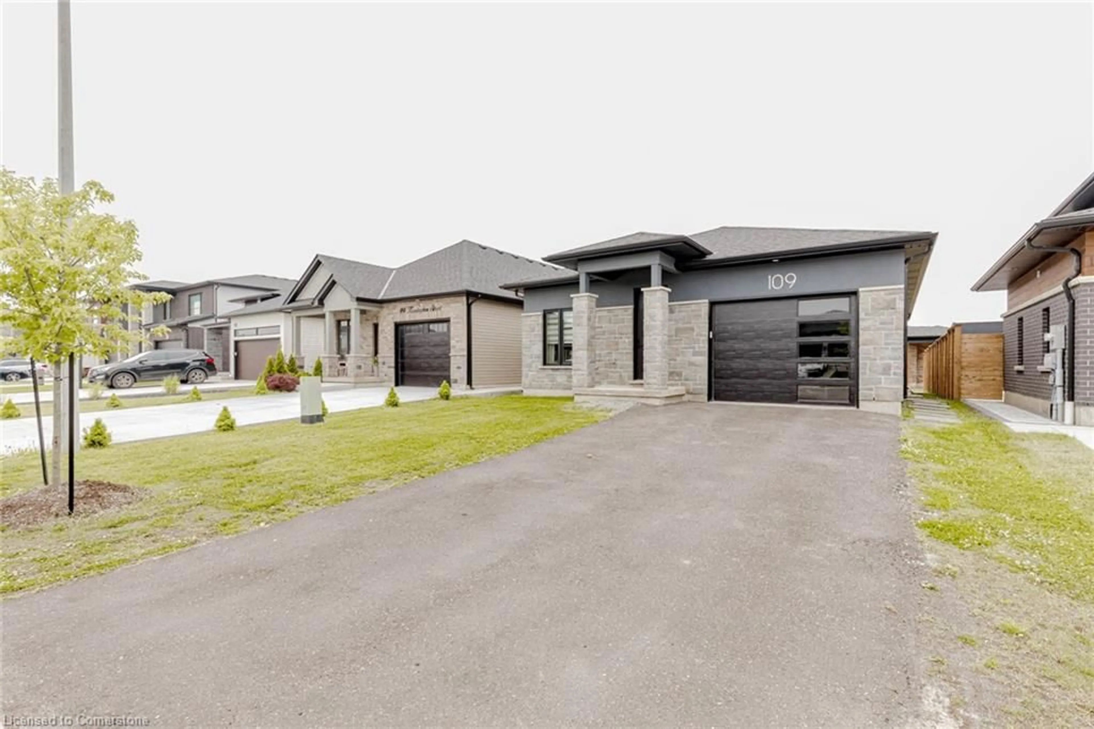 Home with brick exterior material, street for 109 Kensington St, Welland Ontario L3C 0G2