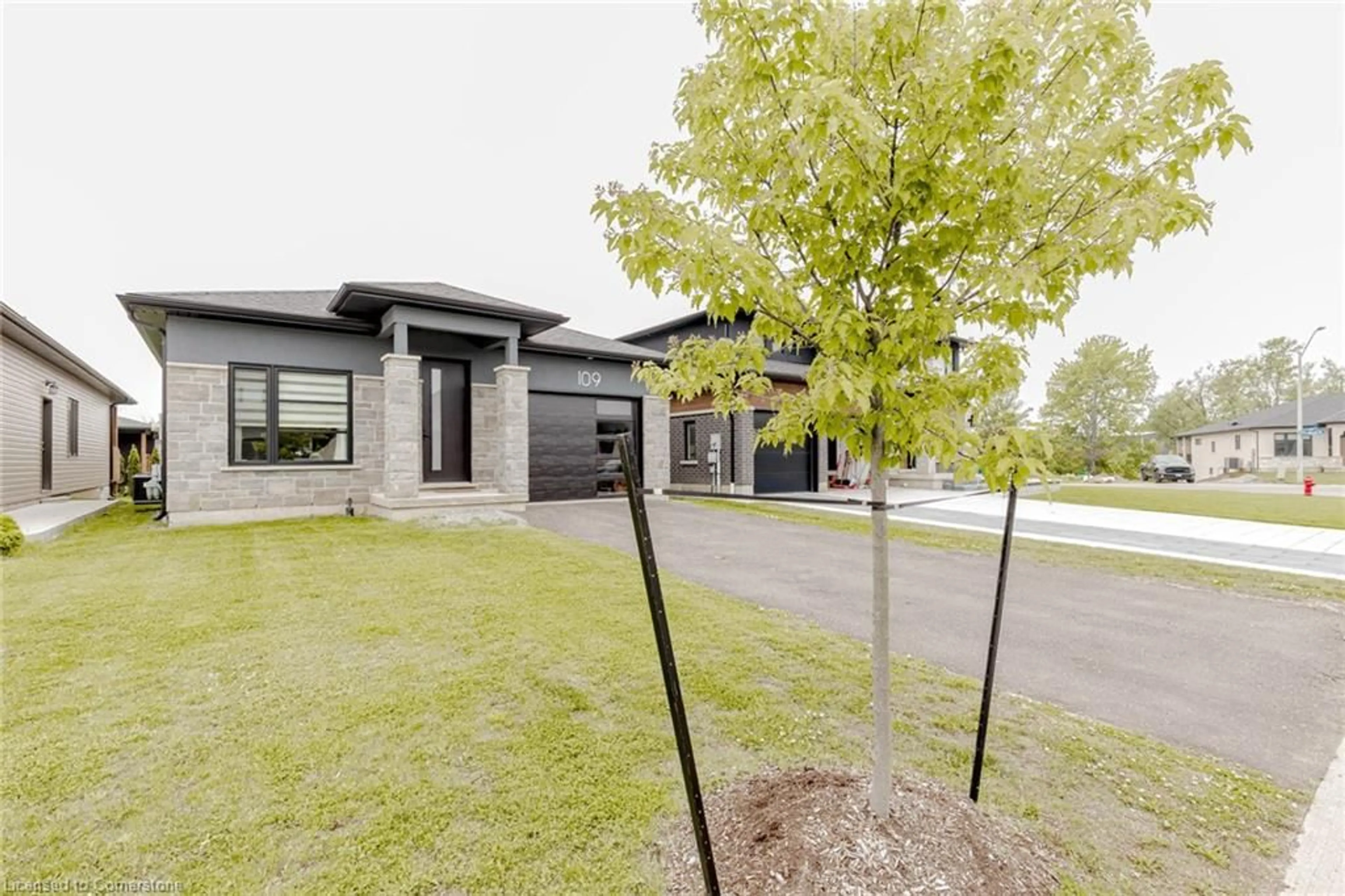 Home with brick exterior material, street for 109 Kensington St, Welland Ontario L3C 0G2