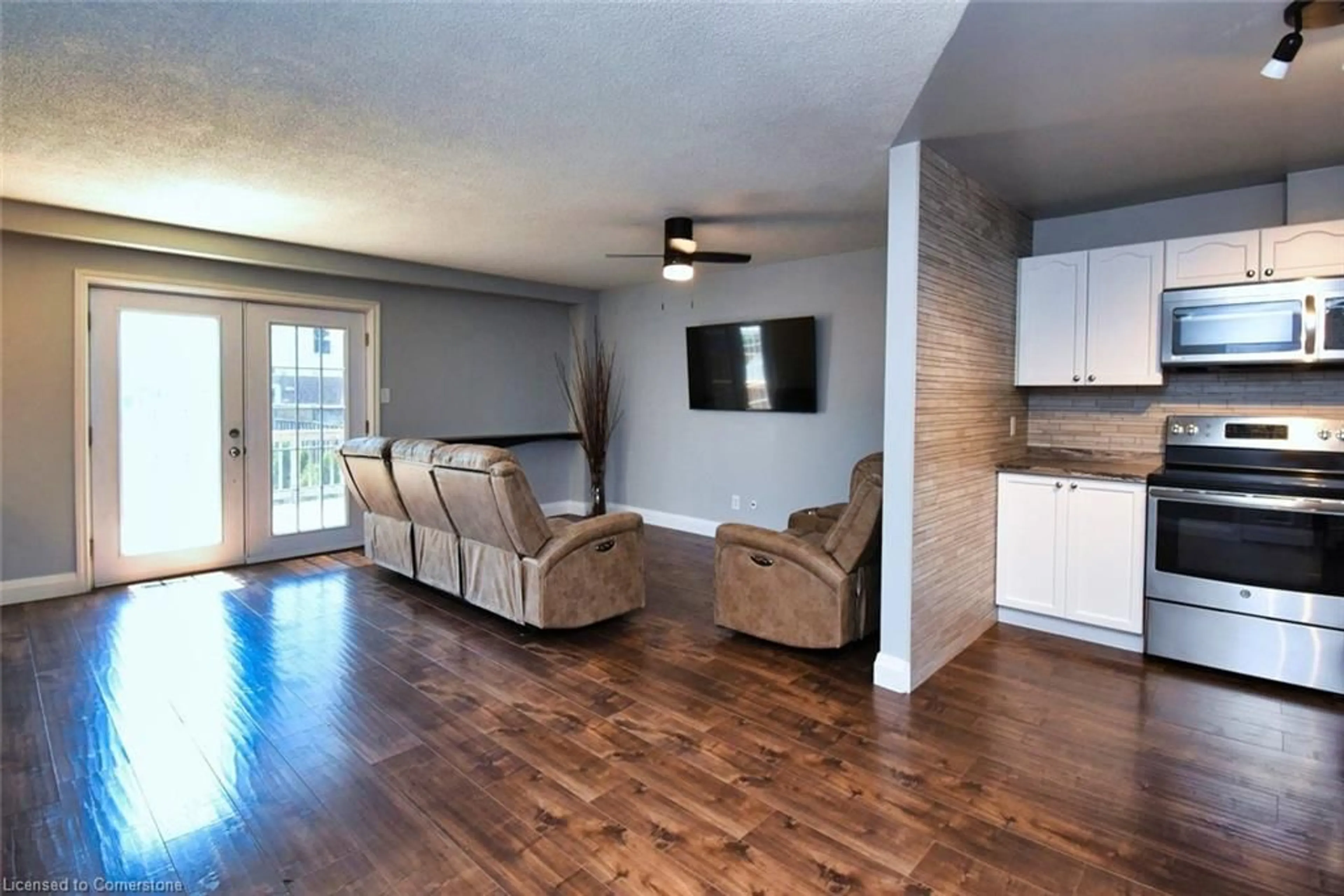 Living room with furniture, wood/laminate floor for 4874 John St, Beamsville Ontario L0R 1B6