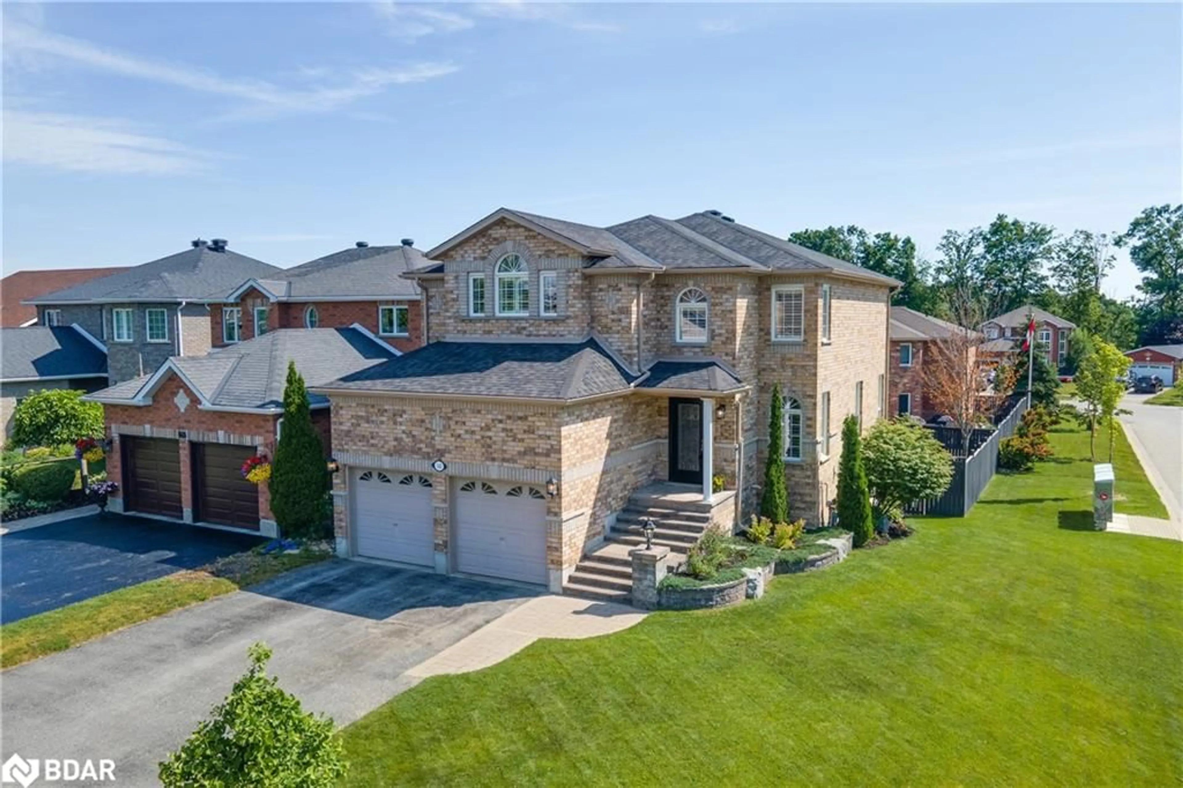 A pic from outside/outdoor area/front of a property/back of a property/a pic from drone, street for 143 Crompton Dr, Barrie Ontario L4M 6N9