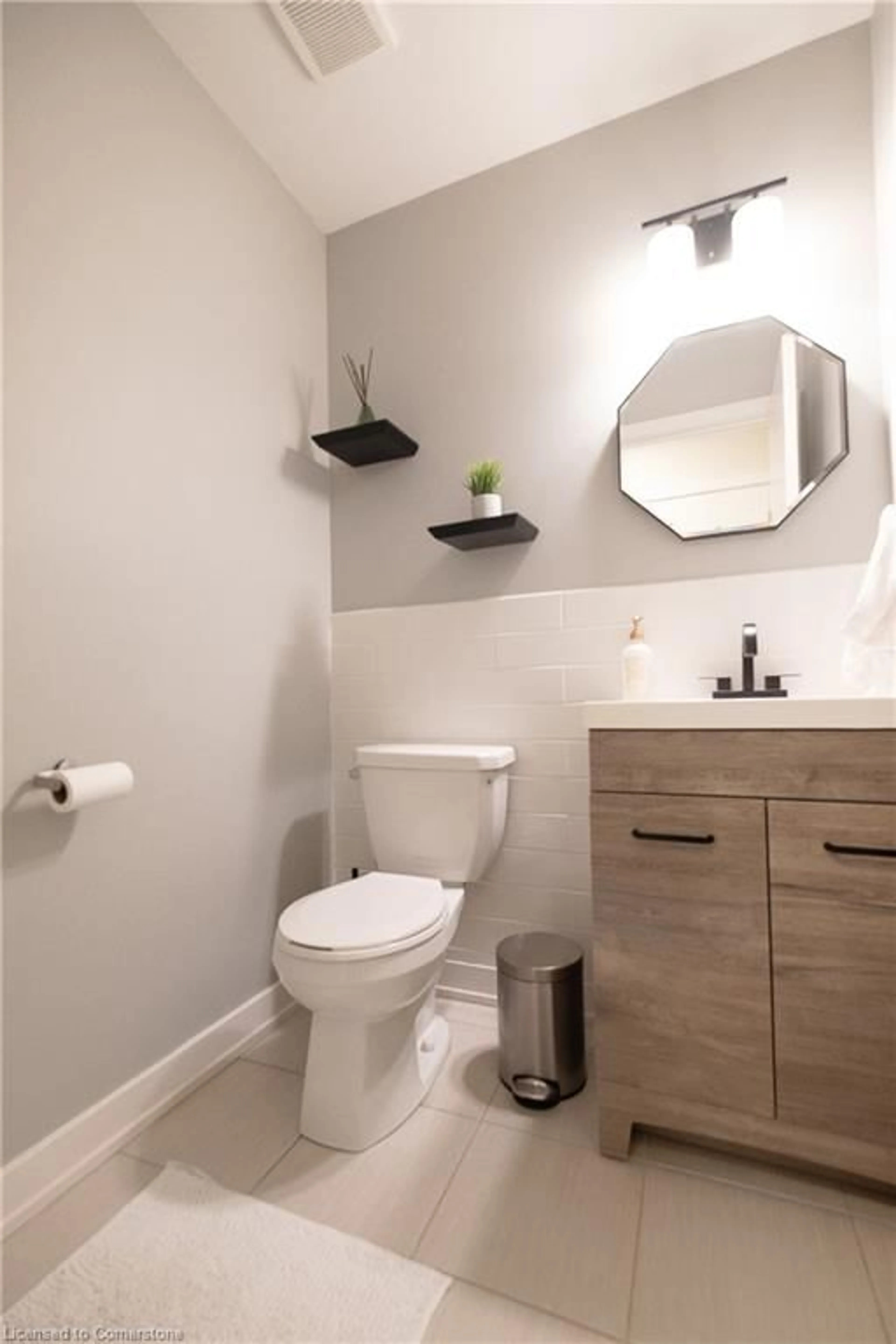 Standard bathroom, unknown for 590 North Service Rd #127, Stoney Creek Ontario L8E 0K5