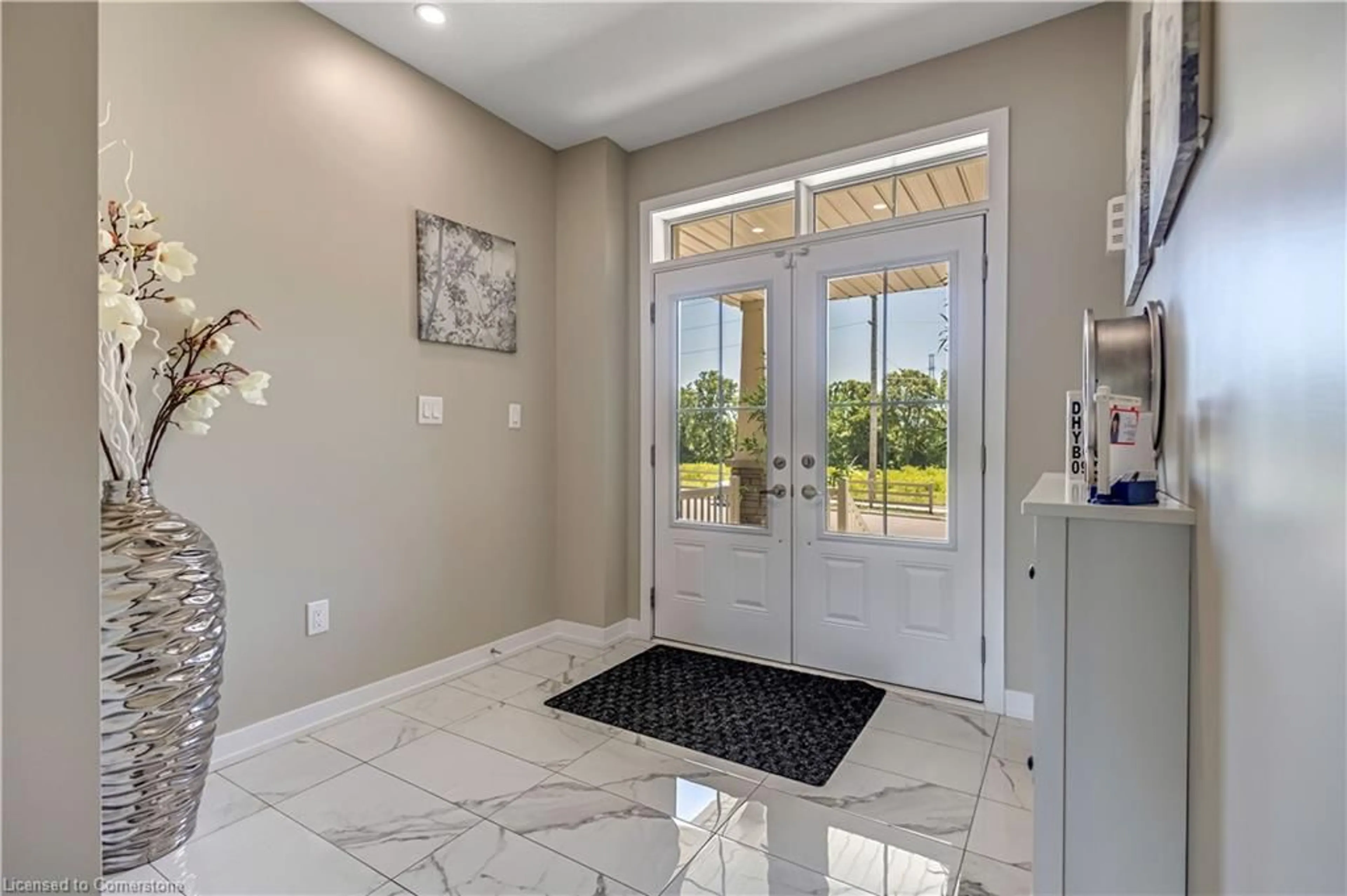 Indoor entryway for 44 Santos Drive Dr, Caledonia Ontario N3W 0H1