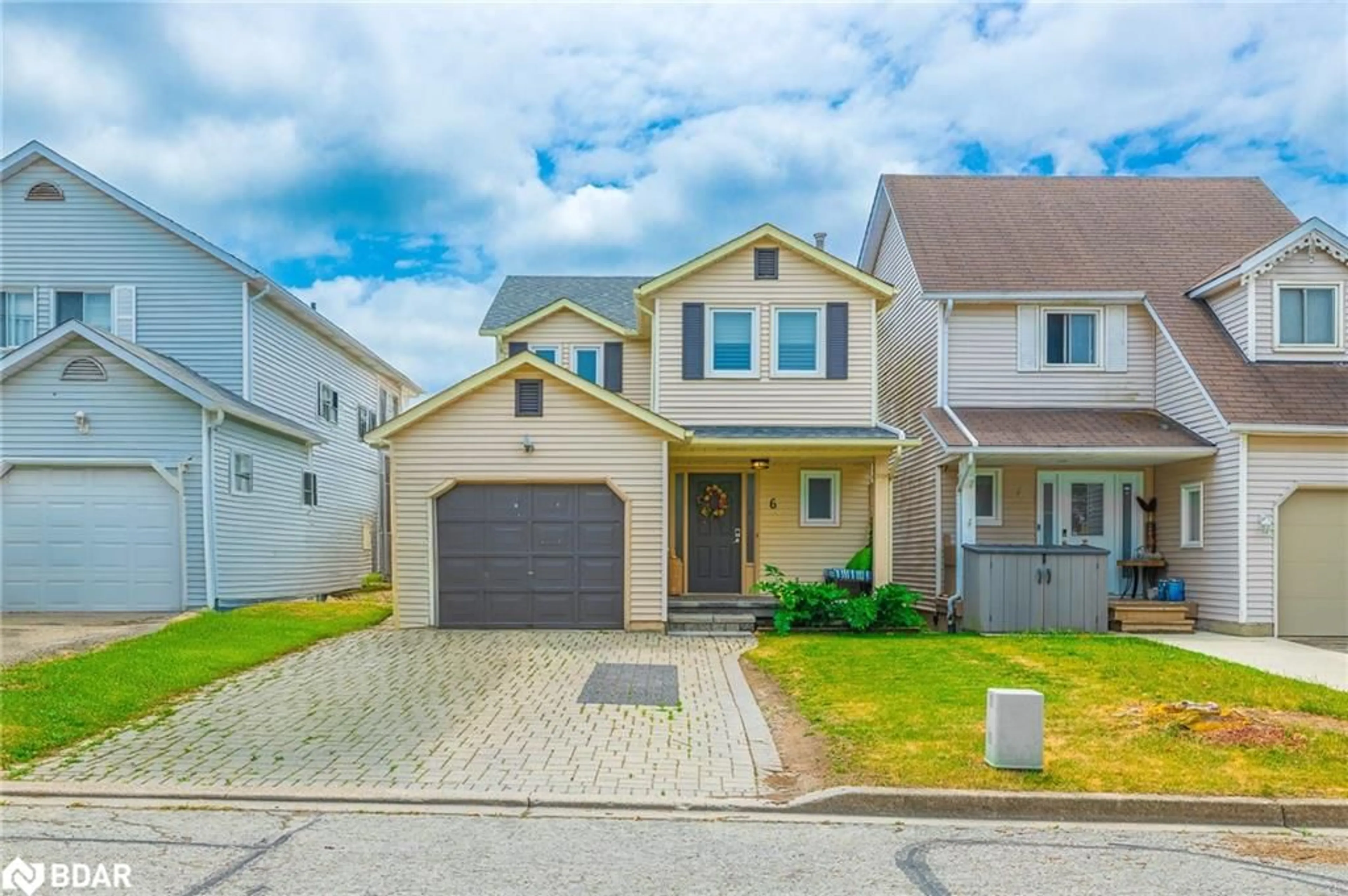 Home with vinyl exterior material, street for 6 Rannie Crt, Thorold Ontario L2V 4X2