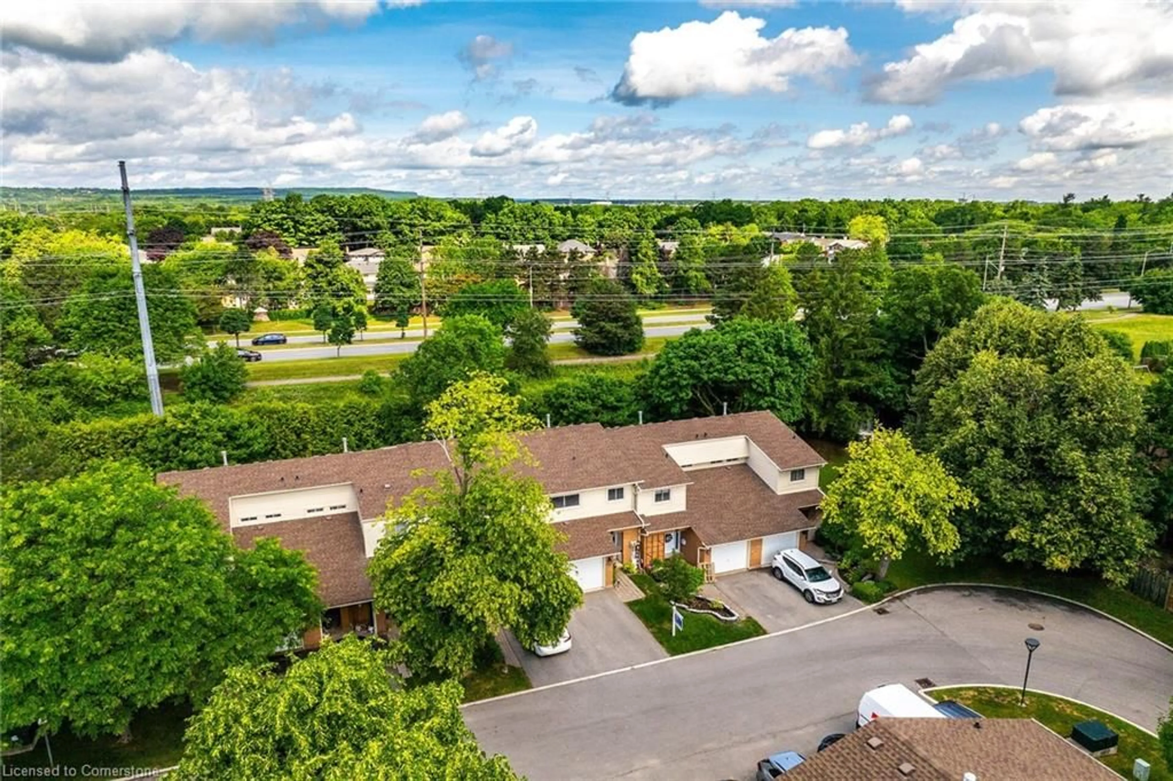 A pic from outside/outdoor area/front of a property/back of a property/a pic from drone, unknown for 1550 Newlands Cres #11, Burlington Ontario L7M 1V6