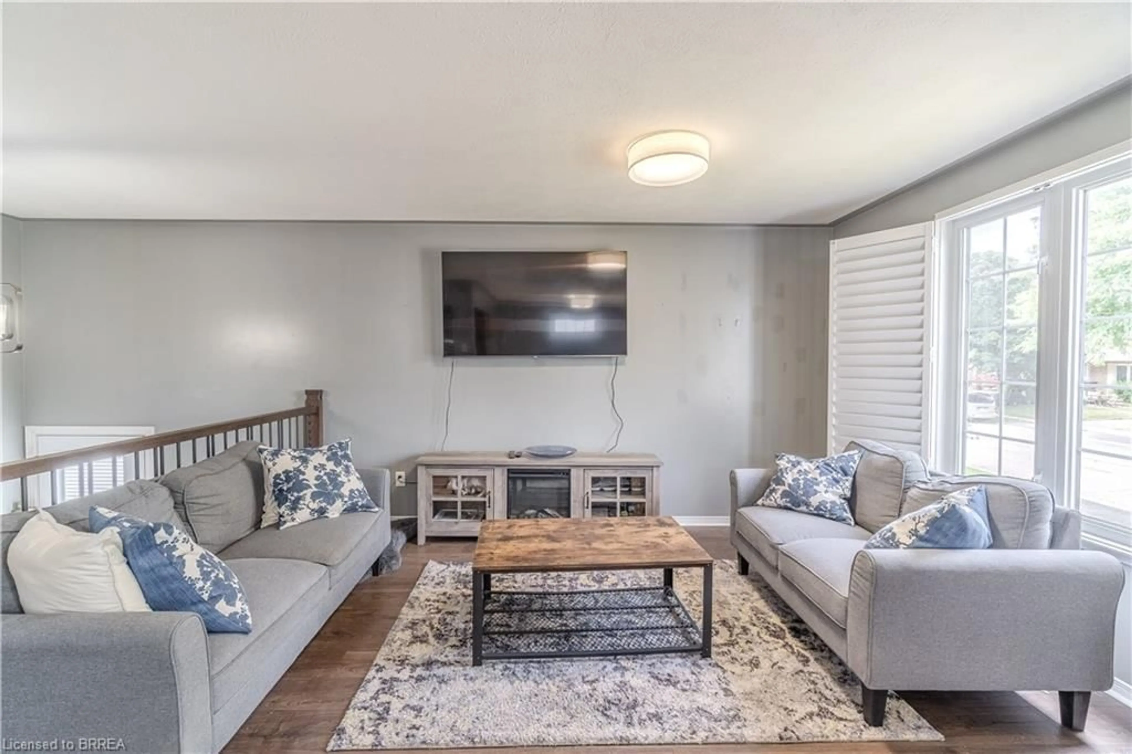 Living room with furniture, unknown for 31 Sulky Rd, Brantford Ontario N3P 1K1