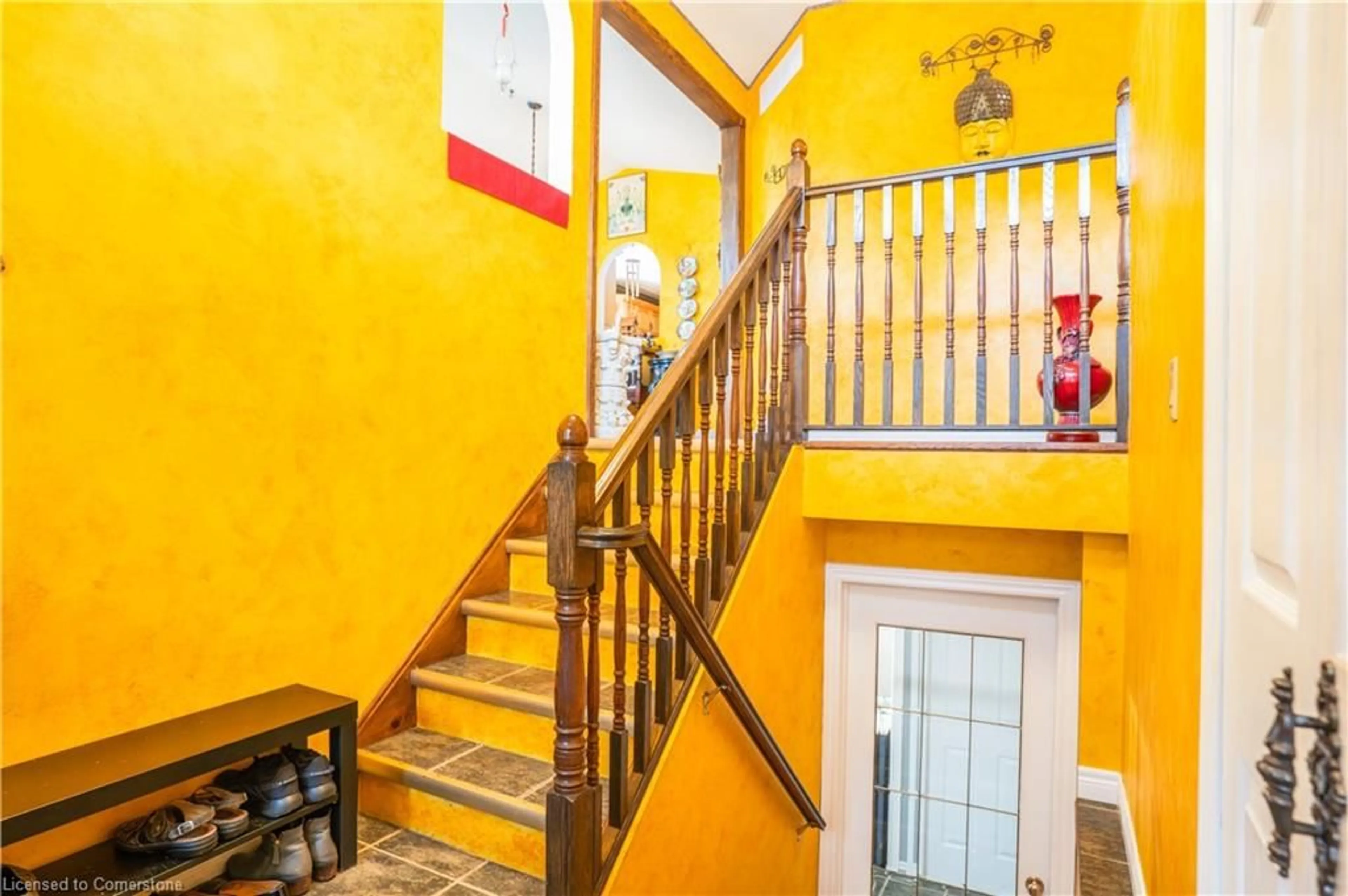 Indoor foyer for 40 Balsam St, Welland Ontario L3C 7H2