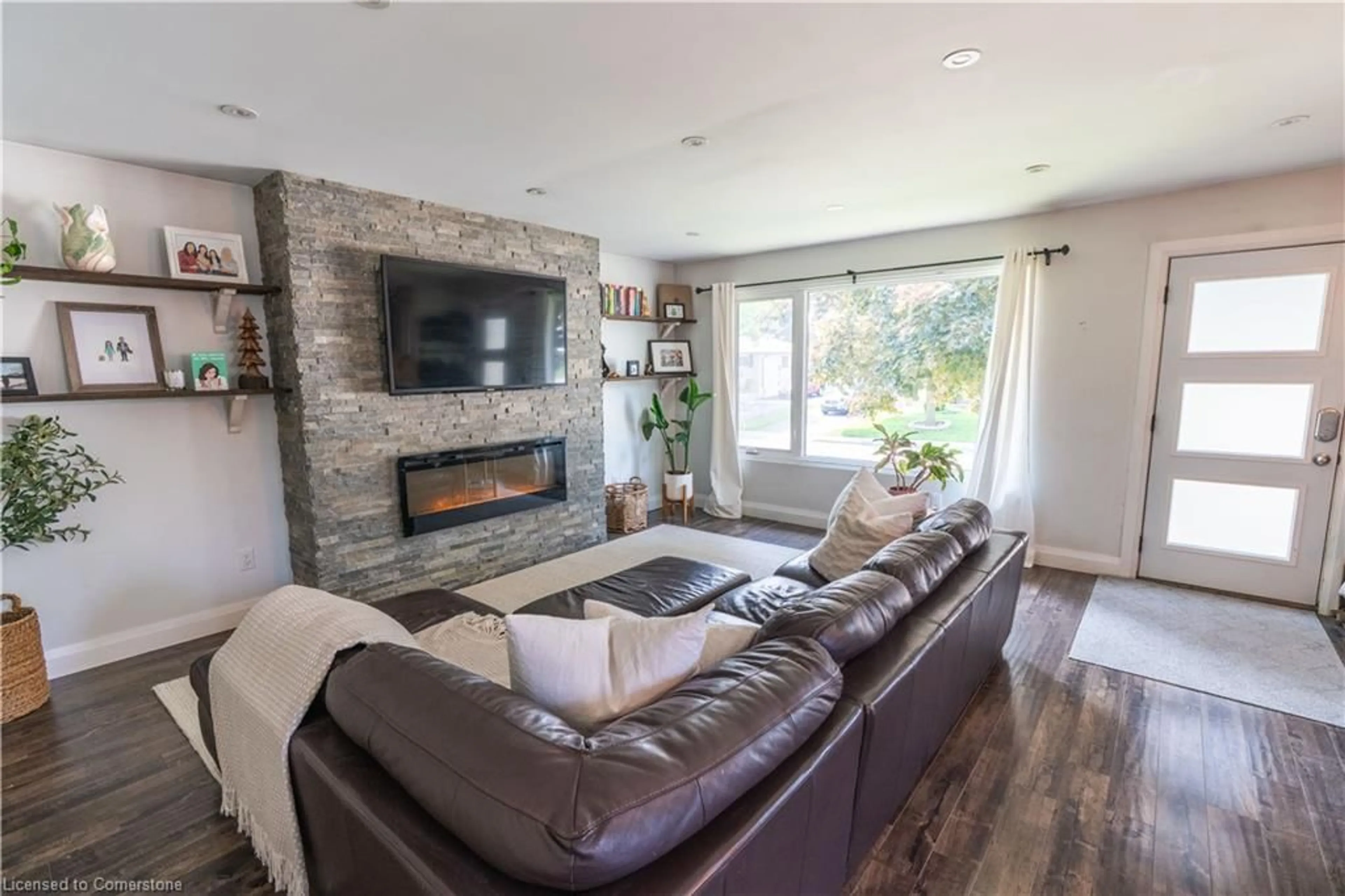 Living room with furniture, unknown for 16 Boston Cres, Hamilton Ontario L8T 4N2