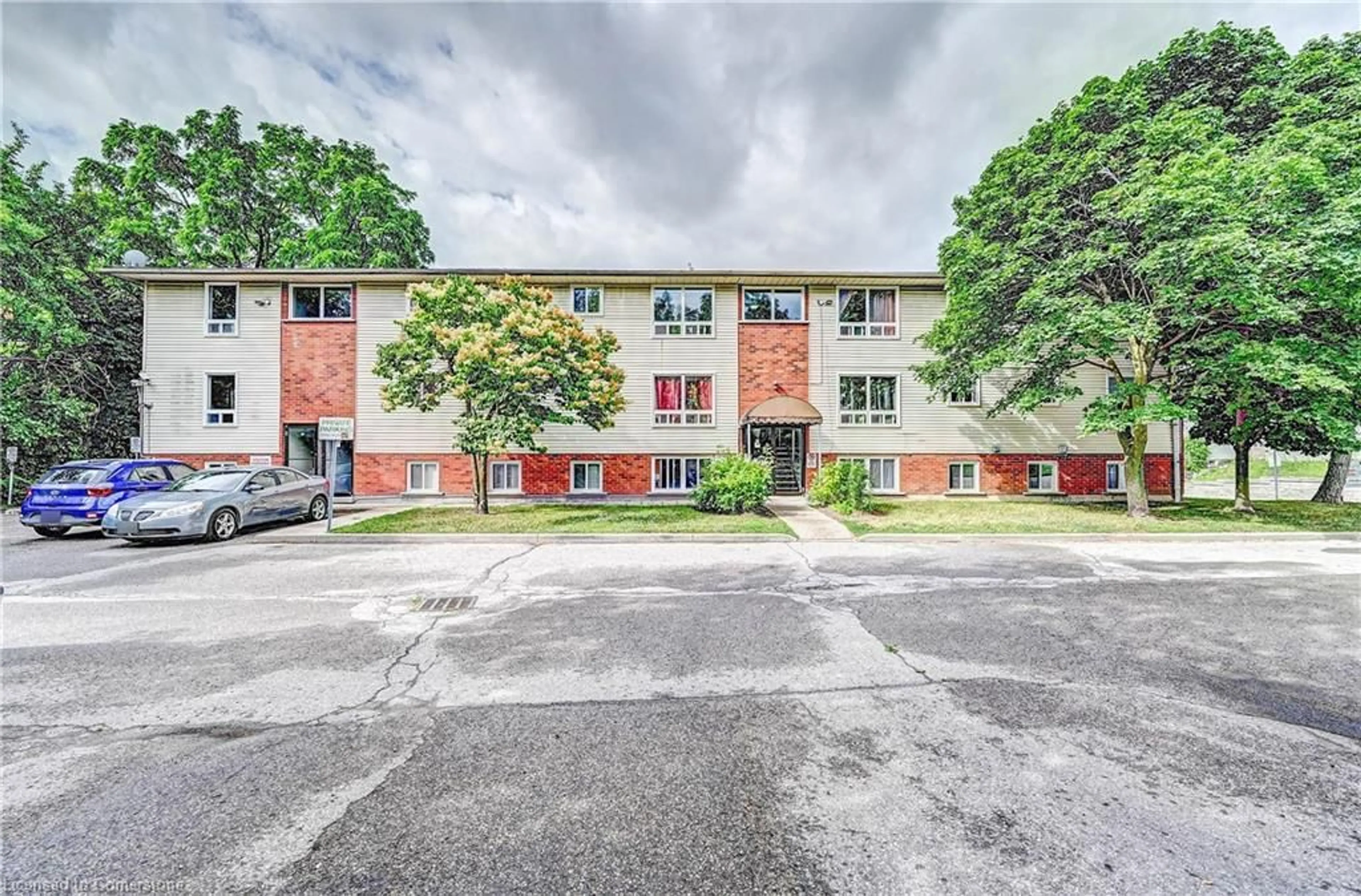 A pic from outside/outdoor area/front of a property/back of a property/a pic from drone, building for 119 Cedar St #15, Kitchener Ontario N2G 3L6