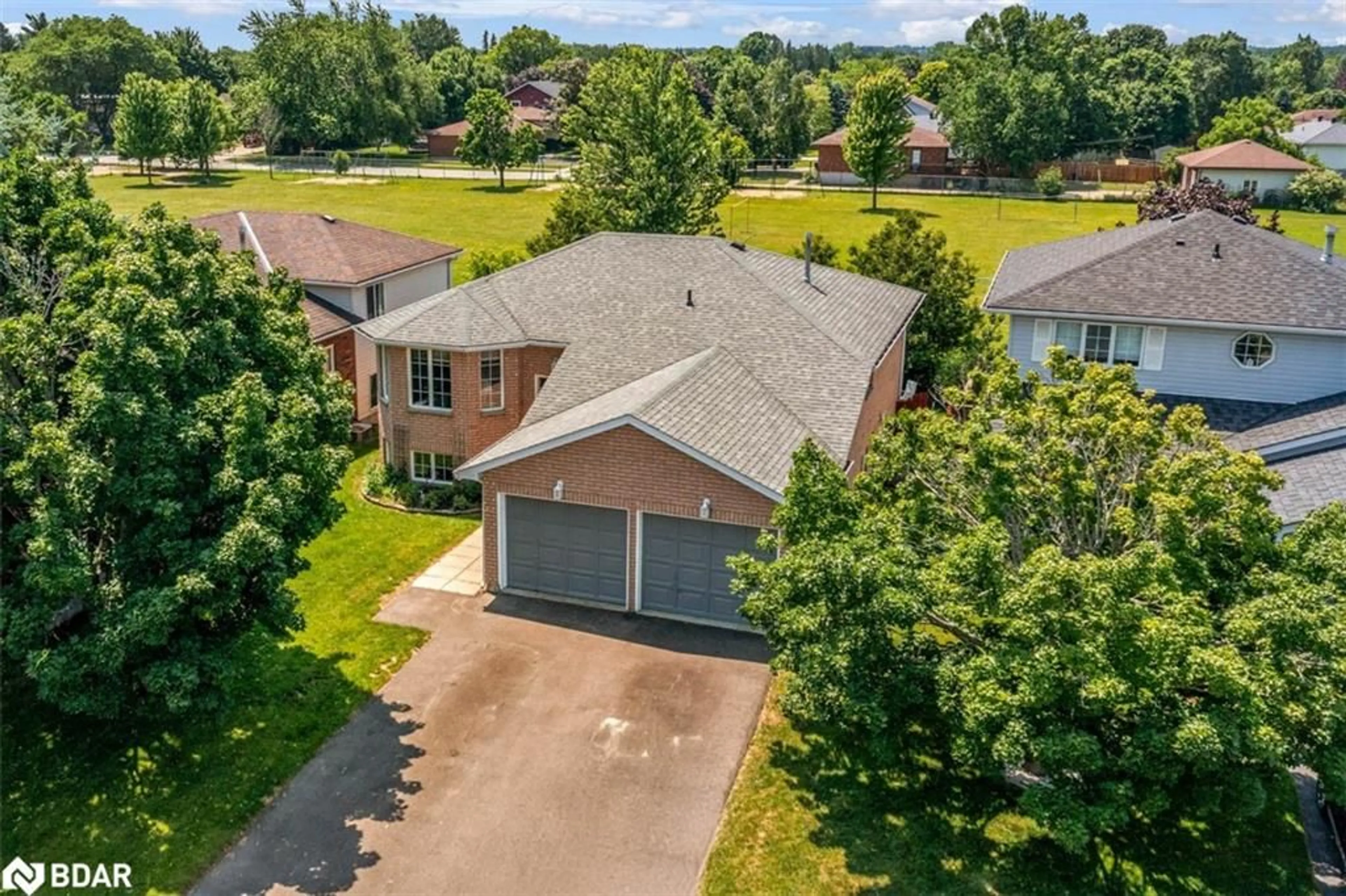 A pic from outside/outdoor area/front of a property/back of a property/a pic from drone, street for 32 Ritchie Cres, Elmvale Ontario L0L 1P0
