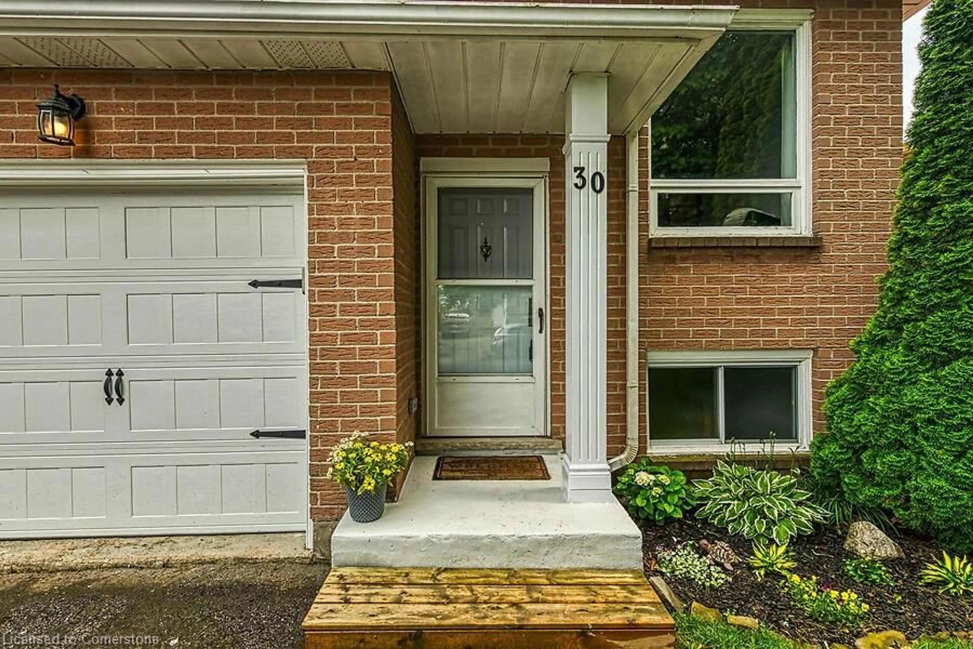 Indoor entryway for 30 Lampman Cres, Thorold Ontario L2V 4K7