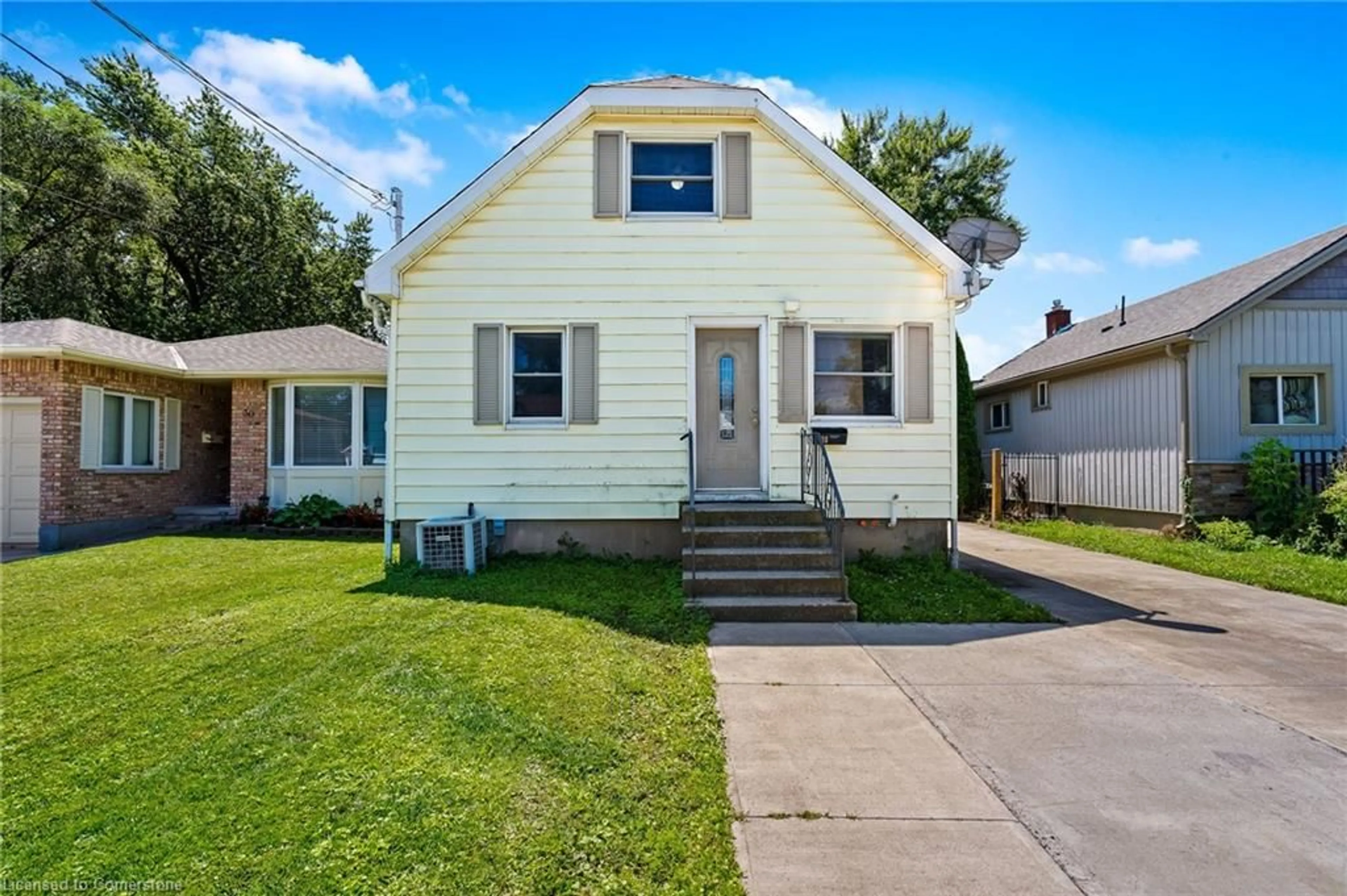 Home with vinyl exterior material, street for 28 Alexandra Blvd, St. Catharines Ontario L2P 1J9