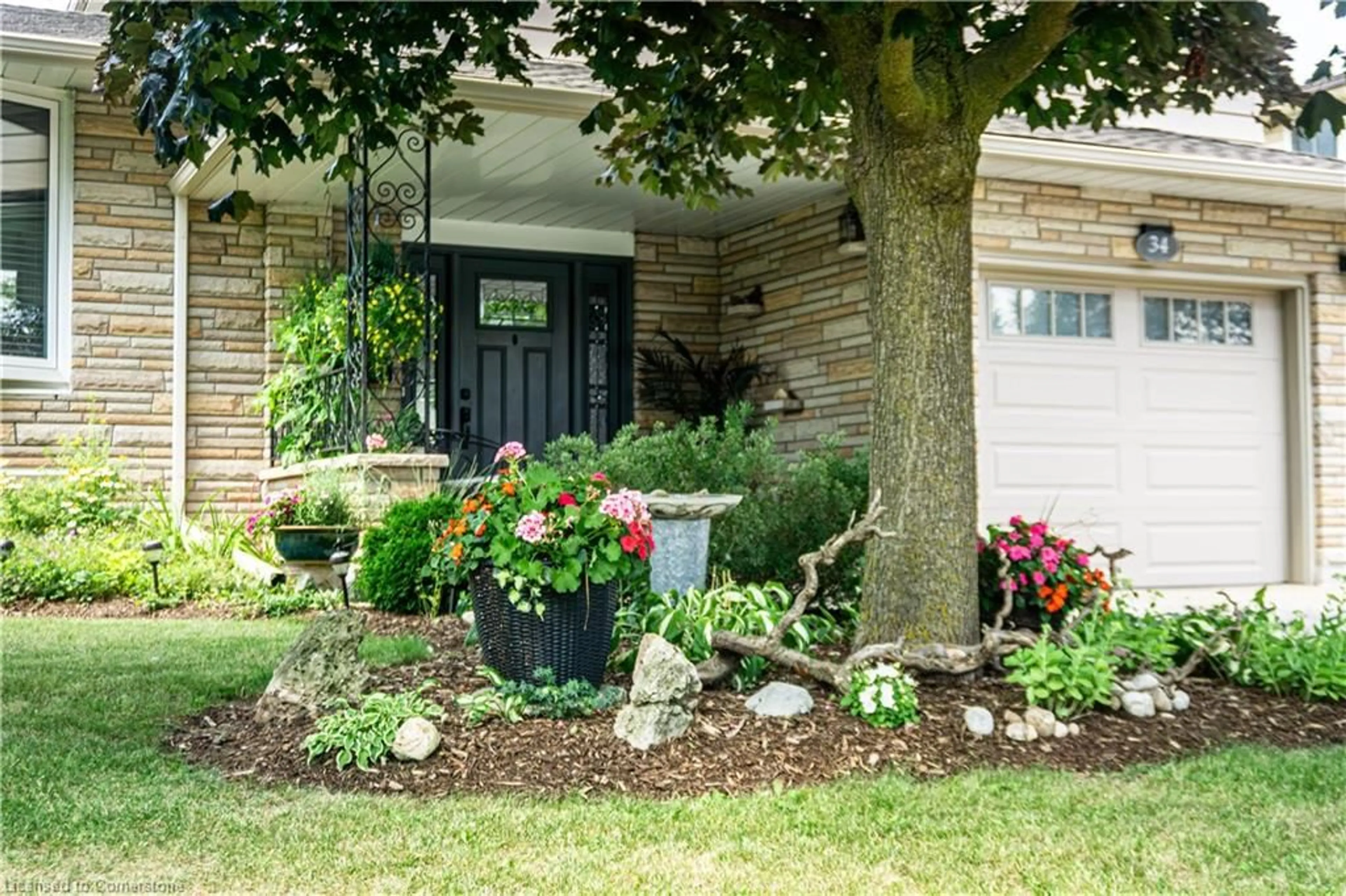 Indoor entryway for 34 Strathcona Cres, Kitchener Ontario N2B 2W6