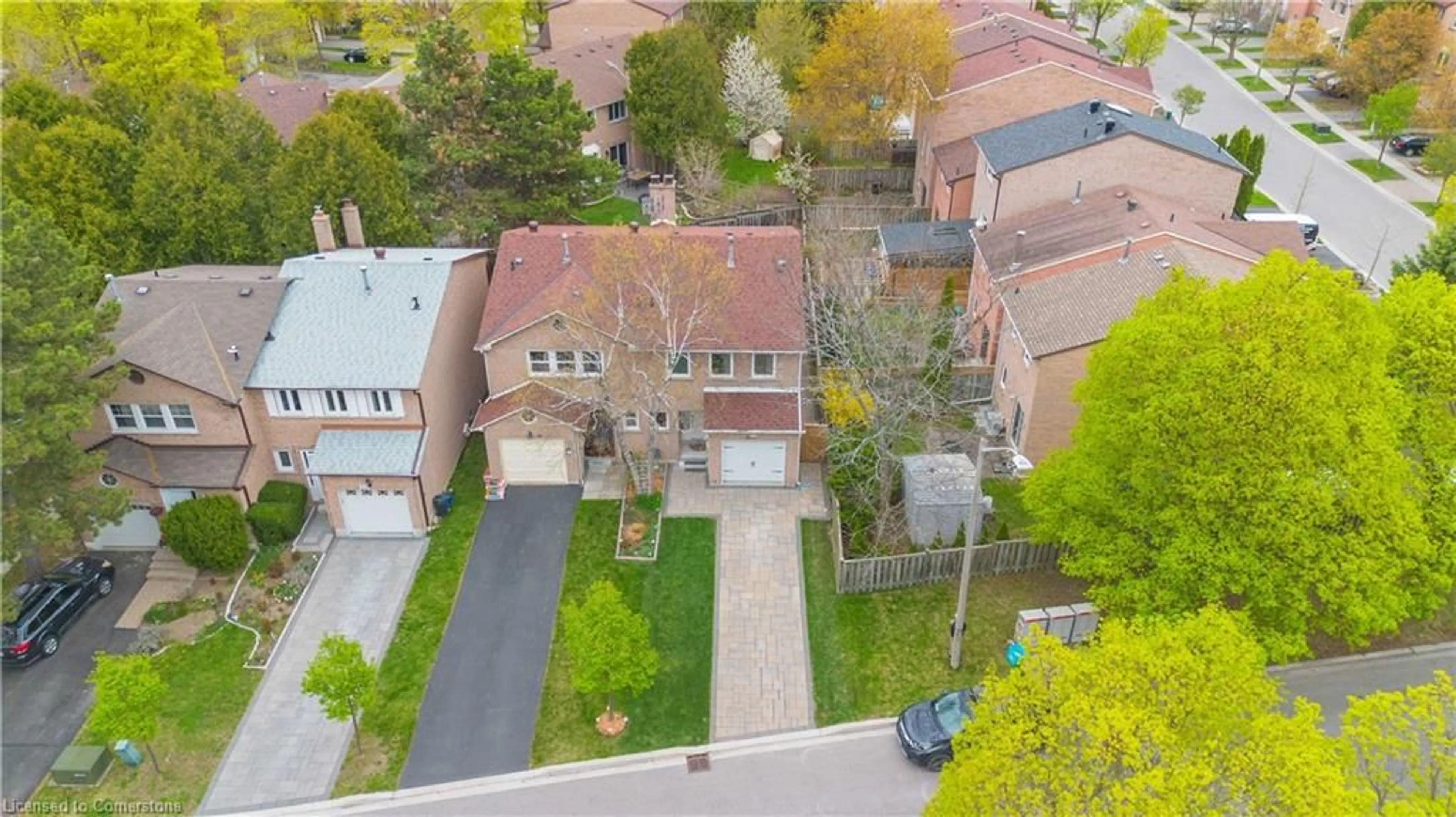 A pic from outside/outdoor area/front of a property/back of a property/a pic from drone, street for 35 Cottonwood Crt, Markham Ontario L3T 5W9