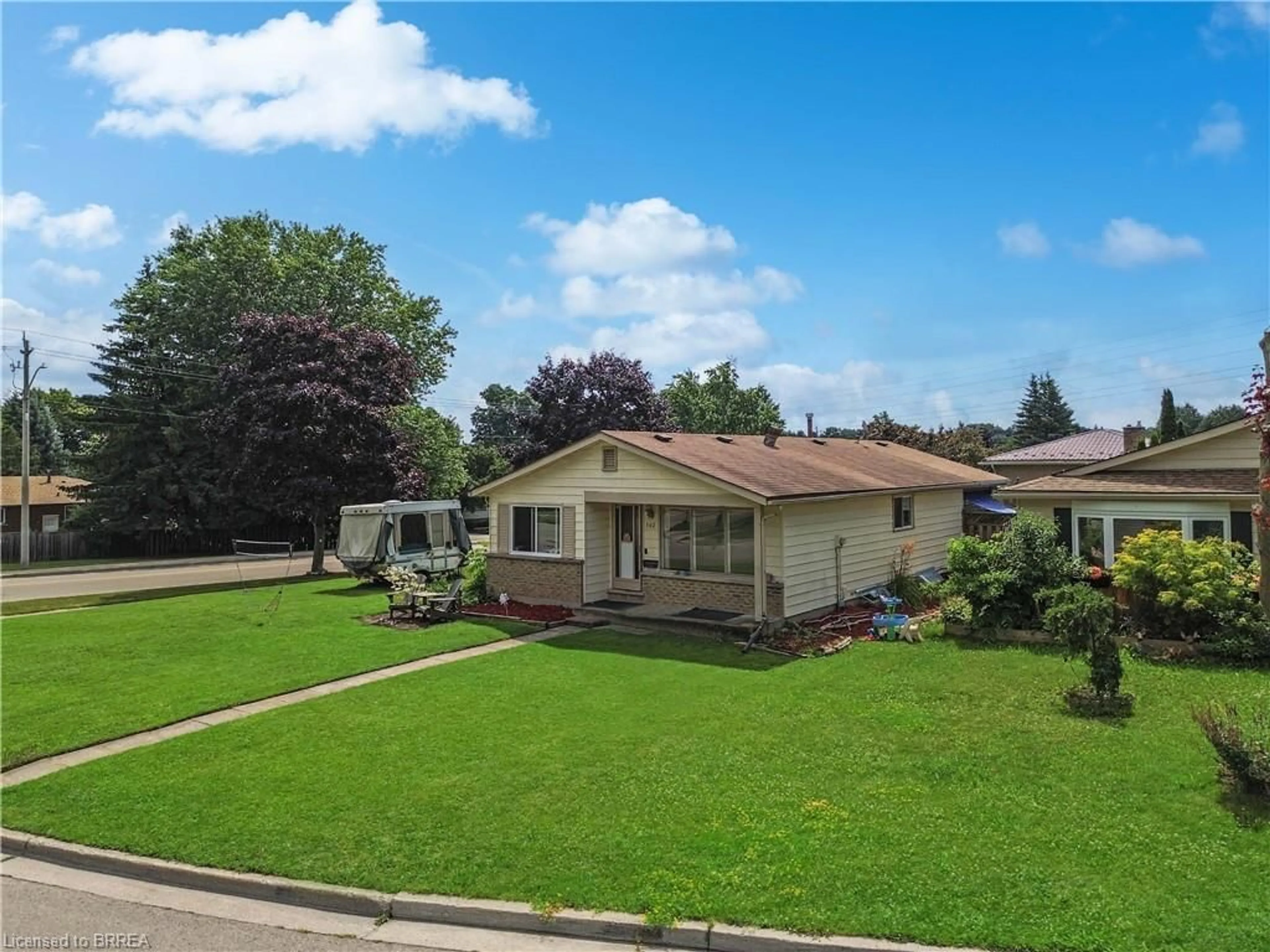 A pic from outside/outdoor area/front of a property/back of a property/a pic from drone, street for 142 Pinedale Dr, Kitchener Ontario N2E 1K3