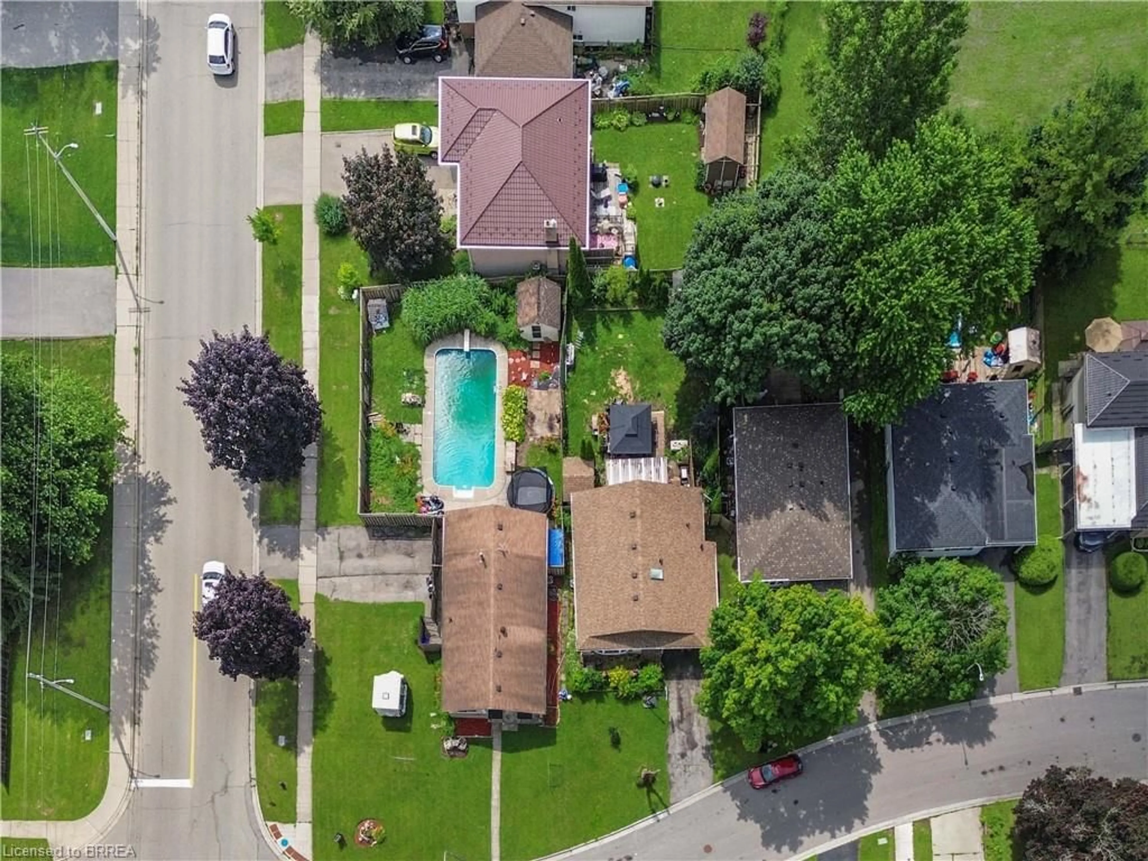 A pic from outside/outdoor area/front of a property/back of a property/a pic from drone, street for 142 Pinedale Dr, Kitchener Ontario N2E 1K3